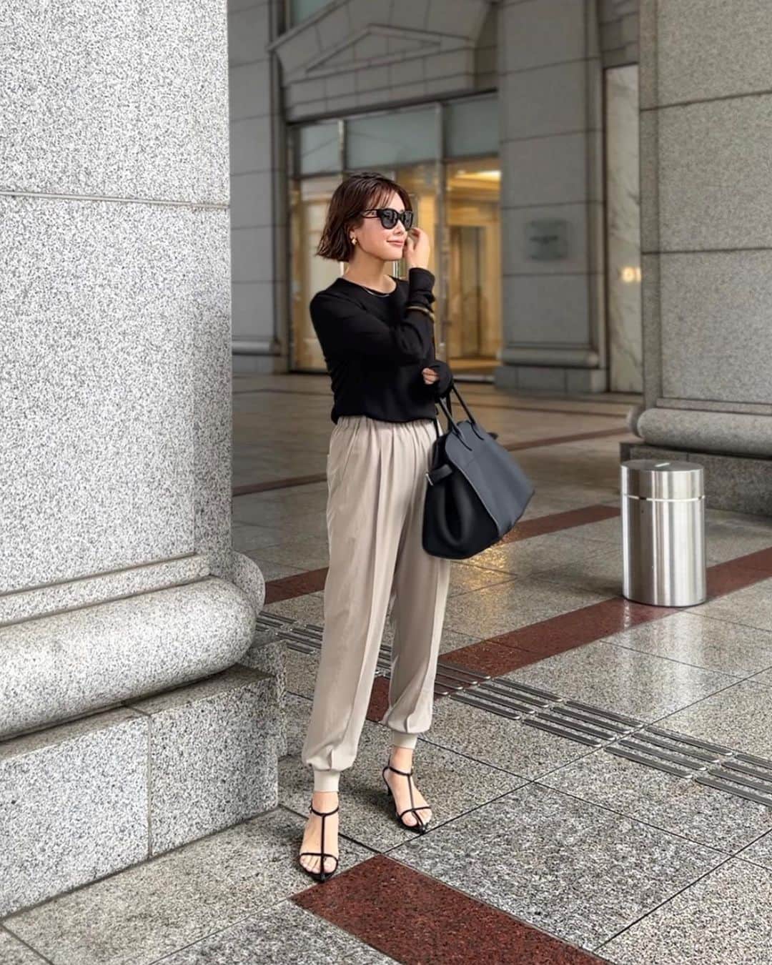 yukoさんのインスタグラム写真 - (yukoInstagram)「シンプルコーデ◡̈♥︎ プチプラのシアーロンTが使えるので新色アイボリーを追加🤭イエベさんにおすすめ🫶  cardigan #arpagestory  tops #darkangel  pants #gallardagalante  sandal #adametrope  bag #therow sunglasses #chanel」3月23日 21時24分 - sa_youu