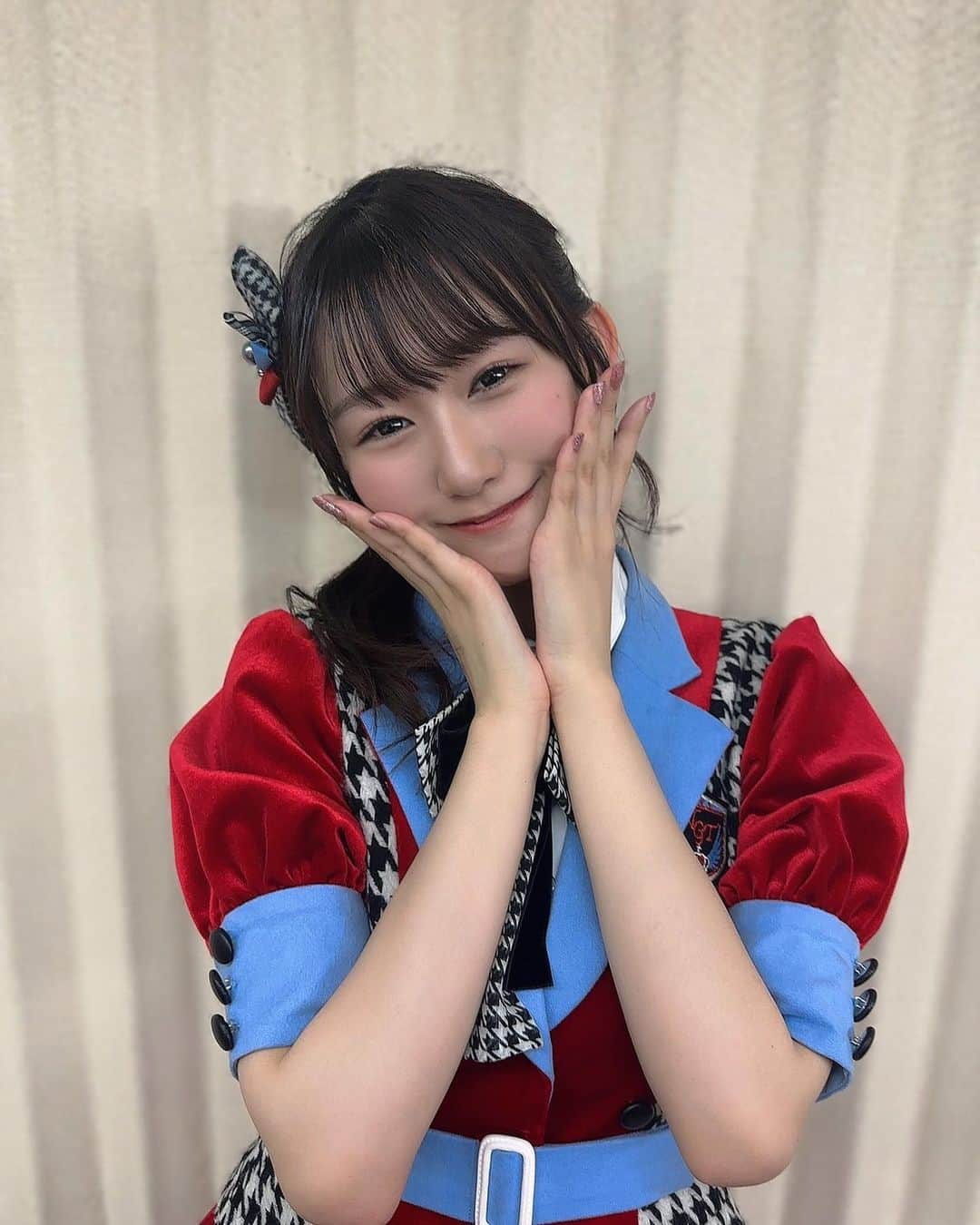 佐藤海里のインスタグラム：「. .  この衣装と髪型セットでお気に入り！前髪は失敗した  . .   #アイドル衣装   #サイドテール  #ヘアアレンジ」