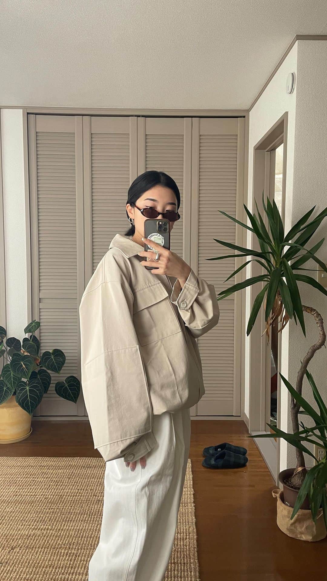 yuikoのインスタグラム：「今日発売の推し春アウターOJ coverall jk @suwdee_official  動いたほうが可愛さ伝わりそう、と思って出かける前駆け足で撮影した🙃私は裾を絞ってzipを閉めて着るシルエットがスキ この後公園に行ってバトミントンしたら見事に白いパンツ汚れたよ🏸 #suwdee#suwdeesnap」