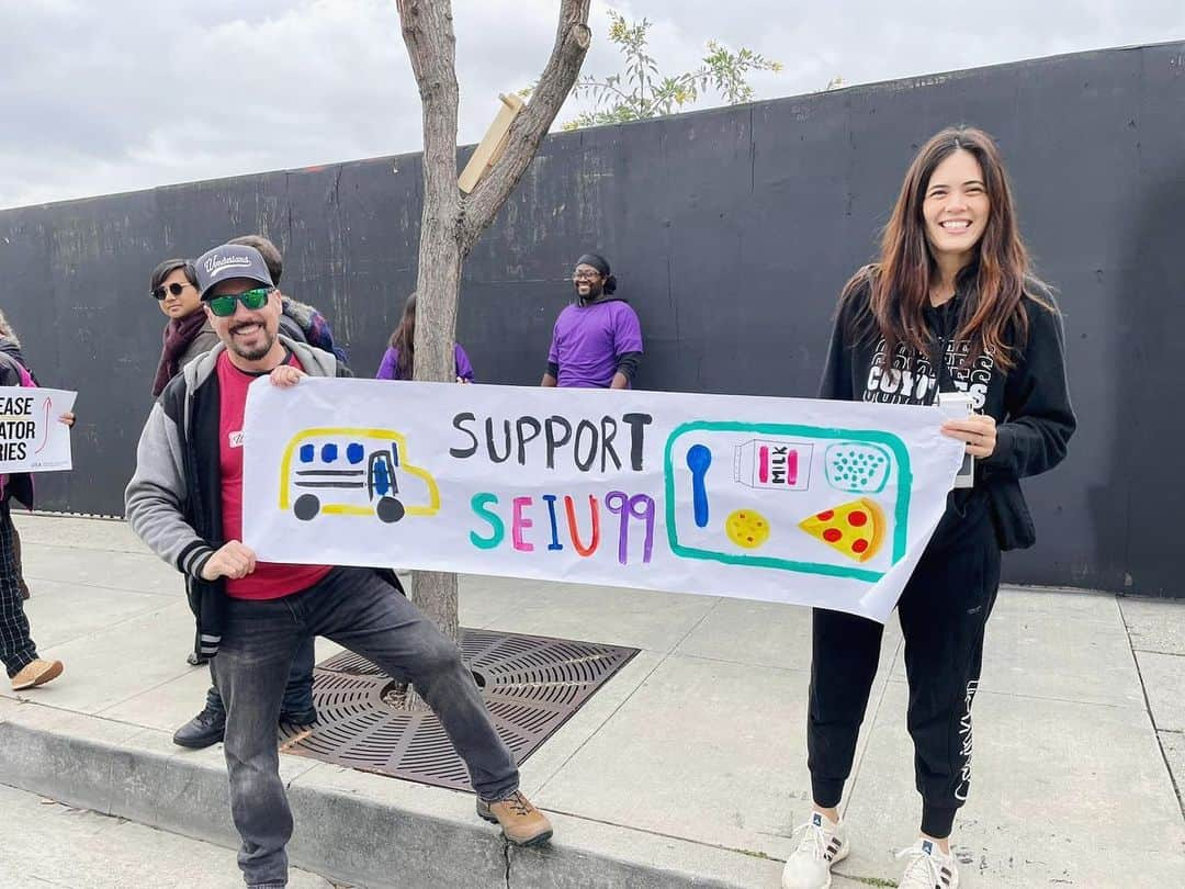 プリシラ・アーンのインスタグラム：「I stand (figuratively AND literally) with teachers on strike in support of SEIU 99, the union of bus drivers, cafeteria workers, teaching assistants, custodians, special ed assistants, and many more who support and keep our kids safe everyday.  With the cost of living in LA, many of them are in danger of becoming unhoused and 1/4 of them don’t have enough to eat because their wages are so low.   @lausdsup please acknowledge this gap and offer these critically important workers a dignified wage that allows them to take care of themselves so they can continue to take care of our kids. 🙏🏽   @seiulocal99」