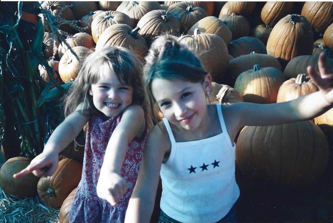ゾーイ・ドゥイッチのインスタグラム：「happy birthday to the wisest + coolest big sis. my hero. the most interesting and interested person i know. plus, no one knows how to throw up a casual spice girls inspired ✌️ like you.   u my everything 🤍」