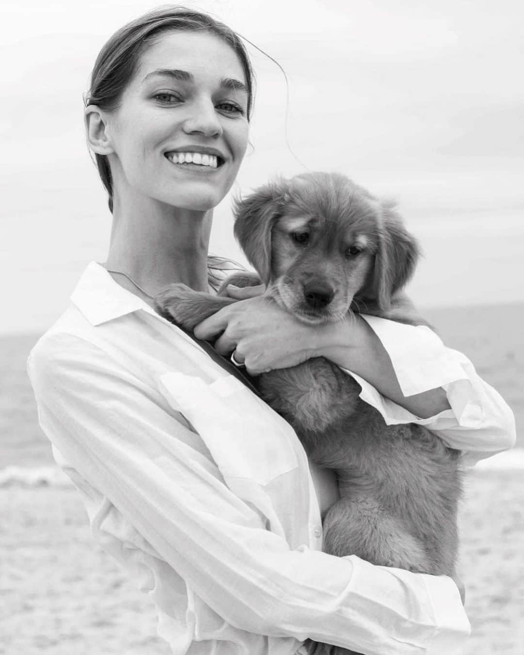 サマンサ・グラドヴィルのインスタグラム：「Happy National Puppy Day from the biggest piece of my heart and my fur-ever baby Aurora 💗🐾 Love these sweetest memories of smol Aurora’s first trip to the beach with @wincenc and @royschweigerphoto shooting @samvarajewelry 💎✨ #myfurbaby #dogmomlove #puppyday」