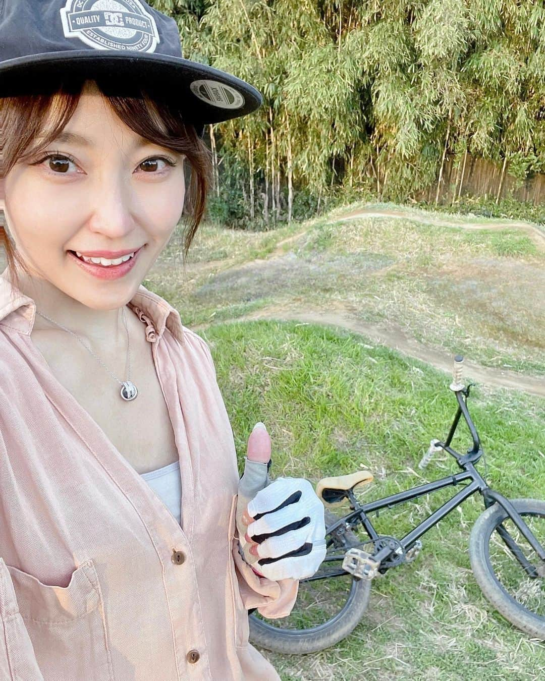 中川祐子のインスタグラム：「やったー💓 BMXのダートコースで ずっと怖くて乗り越えられなかった 大きなコブを克服したよー😆🙌 . 写真だと大したことなさそうに見えるかもだけど、 実際BMXで間近にすると まるで直角にそびえ立つ壁のように見えるコブ…⛰ . だけど昨日は何故かイケる気がしたの(笑) . 思いっきりスピードつけて行ったら 両輪が少しだけ宙に浮いて 飛んだらしい✨✨ . そのまま次のコブにも勢いで 登れたところで バランスを崩して転げ落ちたけど あまりの嬉しさに その場で大爆笑しちゃった🤣 . 諦めずに頑張ったことで 何かができるようになるって いくつになっても嬉しいよね☺️👍 この達成感、たまらない‼️ . 実は今年に入ってすでに3回 このダートコースに来てるけど、 まだ寒々としていた先月(→写真3枚目)と比べても だいぶ緑も鮮やかになったし、 あたたかい一日だったな☀️ まさにride日和💕 . 最高の日なので こないだ偶然見つけた こんな素敵なビールで乾杯🍻💕 (→写真6枚目見て〜♡) 日本のBMX メディアMOTO-BUNKAと オーロイブルーイングがコラボして作った クラフトビールなんだってー😍 これはテンション上がるわ✨ . #bmx #bmxダートコース  #bmxダートジャンプ  #bmxbike  #bmxgirl  #恐怖心との戦い  #いくつになってもチャレンジ  #できるようになると楽しい  #継続は力なり #時々スケボーも  #わんこも楽しんでる  #空がキレイ #二輪好き #二輪好きな人と繋がりたい  #motobeer #motobunka  #ohloybrewing  #craftbeer #最高の日をありがとう  #happylifestyle  #アラフィフ #アラフォー #楽しく生きる」