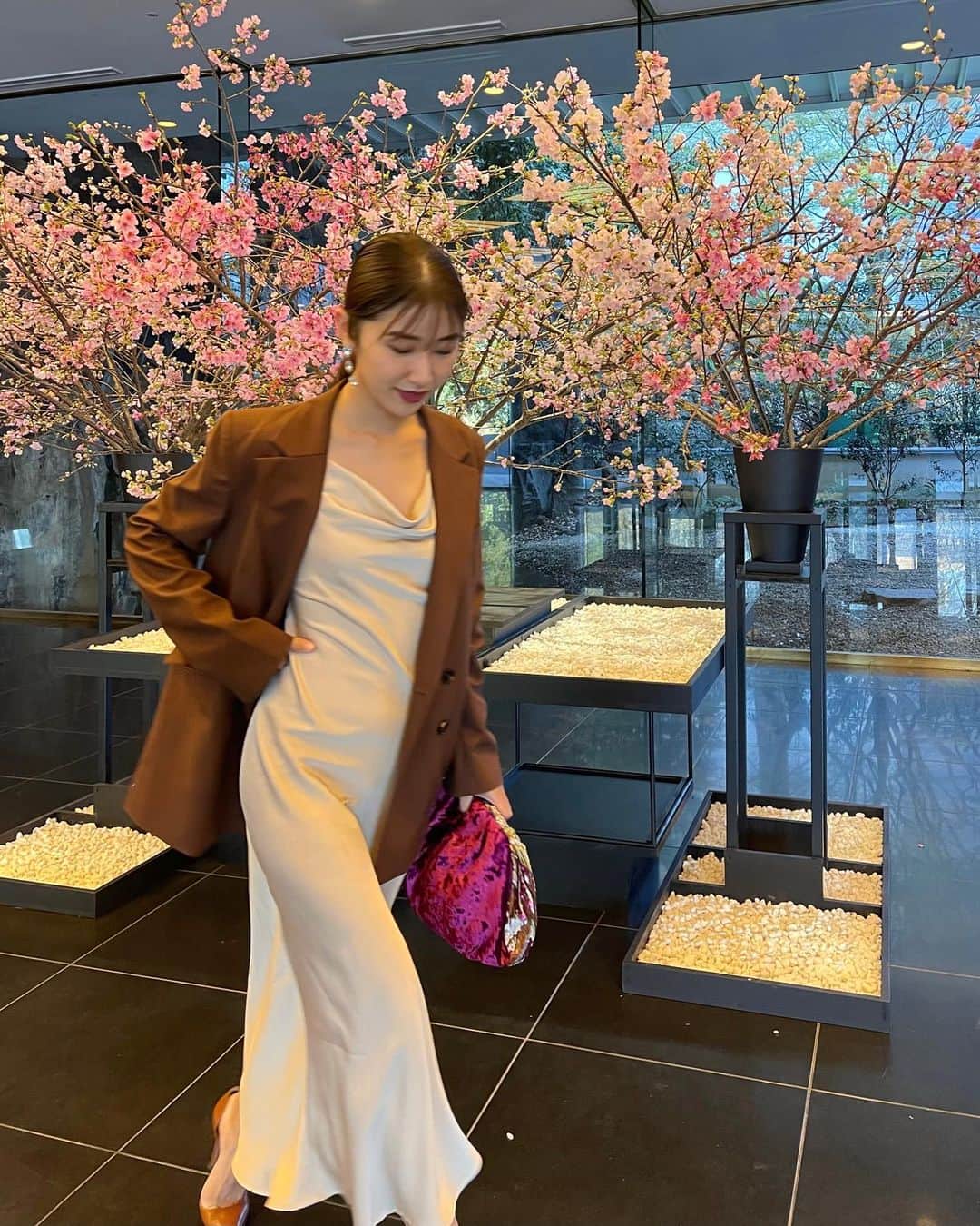 恵里花さんのインスタグラム写真 - (恵里花Instagram)「この間の #お呼ばれコーデ 👠  ブレザーをブラックにするか悩んだけれど、 小物に合わせてブラウンにしてよかった🤎  今年は色んなところで 桜をみることができて嬉しいな〜☺️🌸  #eriwardrobe」3月23日 21時26分 - erikaig.jp