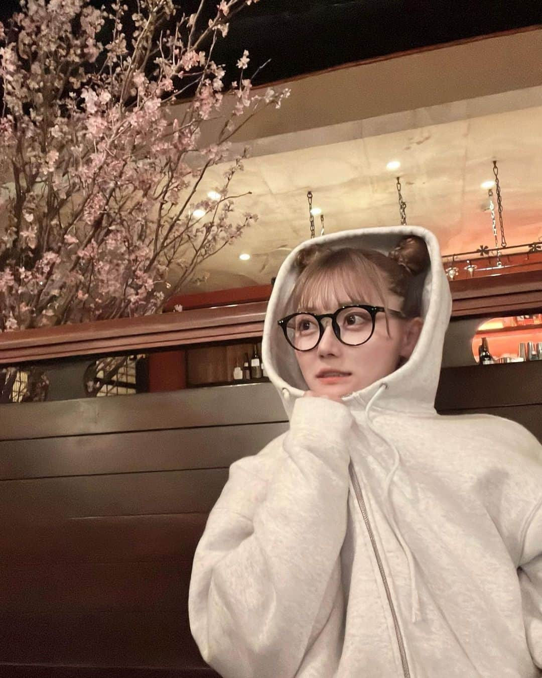 石綿日向子さんのインスタグラム写真 - (石綿日向子Instagram)「👧🏼🇰🇷 健康第一！ 花粉の注射打とっと、😔 #パーカーの紐片方おふろはいった」3月23日 21時28分 - hinako_ishiwata