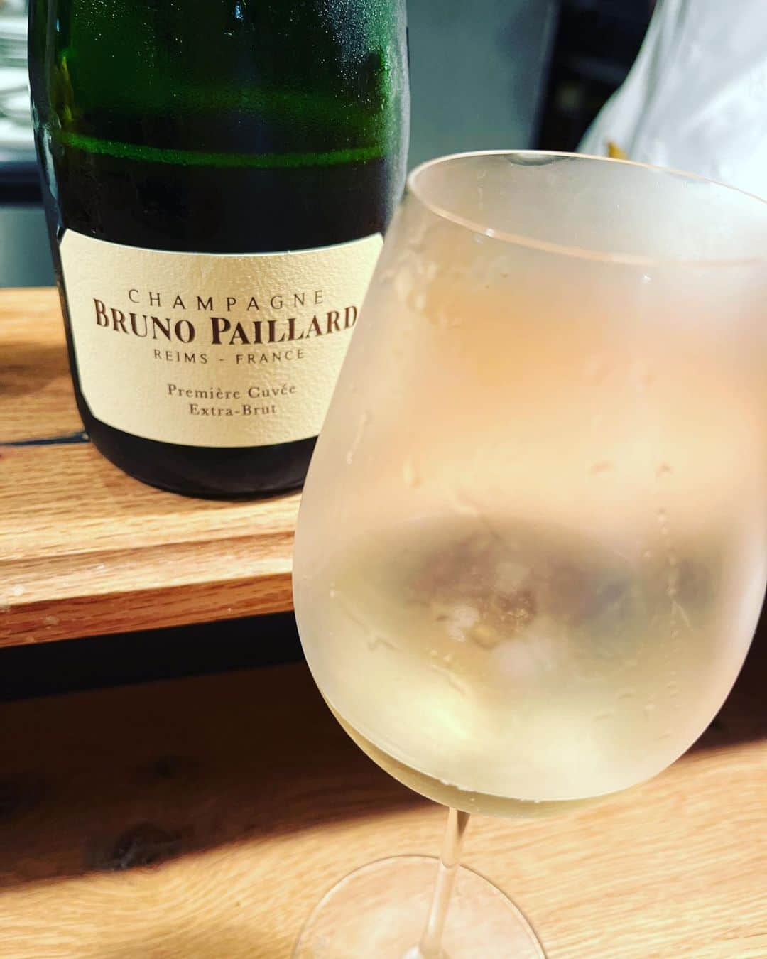 福田葉子さんのインスタグラム写真 - (福田葉子Instagram)「PANEVIAで飲んだワインがあまりにおいしくて。ここ数年でようやくワインに目覚めたので、楽しく飲んで、後で調べたりするのが面白くてしょうがない。記録がわりにアップしています。  SCRIBE、スクライブ、シャルドネ　ソノマ2021年。アメリカはカリフォルニア産。農家四代目の兄弟が有機栽培でつくる自然派ワイン。 カリフォルニアのニューウェーブと呼ばれているらしい。少量生産だからなかなか出合えないのかも。ボトルにナンバーふってあるし。 香りも味も爽やかでとても西海岸らしい。旬の食材を使った料理によく合う白ワイン。  シャンパンは、ブルーノ・パイヤール。優しい泡。調べたところ、戦後に創設された唯一のメゾンだとか。伝統と格式にこだわるシャンパーニュ地方で大変だったでしょうね…熱意と根性。有機栽培の葡萄の一番搾りだけを使う贅沢さが身上。シャンパーニュ一番搾りね。 とてもおいしかった。パーネヴィアのお料理と通じるものがあったような気がする。季節の良い素材をシンプルかつ真摯にこだわって。そんなマインド。 #wine #vino #scribe #chardonnay #brunopaillard #champagne #PANEVIA #bistro #bakery #yummy #foodie #love #ワイン　#ワイン好き　#スクライブ　#カリフォルニア　#シャルドネ　#ブルーノパイヤール　#シャンパーニュ　#シャンパン　#おいしい　#パーネヴィア　#駒場」3月23日 21時30分 - yoyoyokoko