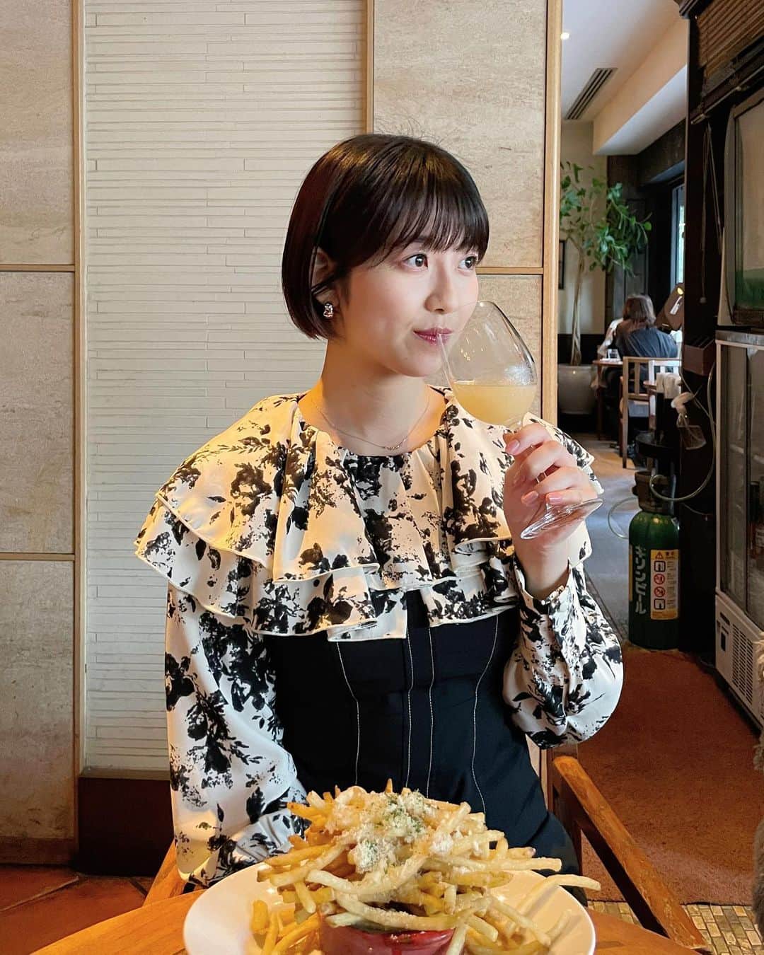 のインスタグラム：「お気に入りのcafe☕︎ 閉店しちゃうの悲しい...泣  バスチーもパンケーキも売り切れてたから ポテト山盛り食べました  このワンピと合うなーと思って 着て行ったから残念😶‍🌫️😶‍🌫️ 今度全身載せるねっ」