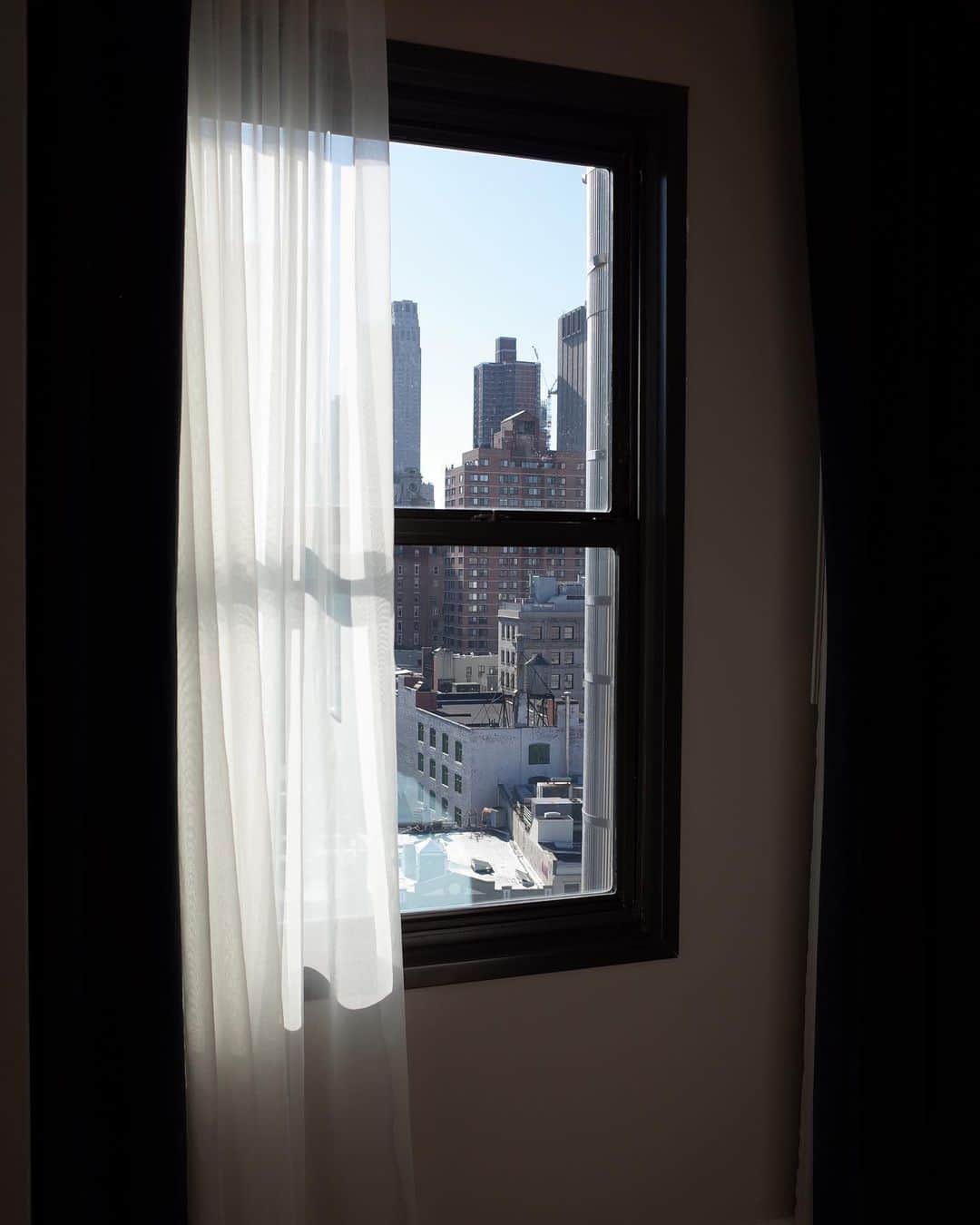 田中里奈さんのインスタグラム写真 - (田中里奈Instagram)「昔から窓から見る景色が本当に好きで、カメラロールを見返したら窓の写真ばかり。  窓が好き。窓から見る景色が好き。 まさかそんな些細なことが、私がずーーーーーーーーーっと答えを求めてたことのヒントになるとは…！ そう、3月は自分のために過ごすぞ！と決めて過ごしてたのですが、その時間が気付いたら一つの答えを醸造させてました。 大切なことは本当にシンプル。いつも複雑に考えるのは自分なんだなって。  その人の宝物って、自分にとっては当たり前すぎて、意外と本人こそ見えてなかったりするもんだよなー。  -----------  とっくの昔に満開だと思ってた家の前の桜、まさかの今週が満開だったようです。 まだまだ春の眺めを楽しむぞー💓」3月23日 21時31分 - tanakaofficial