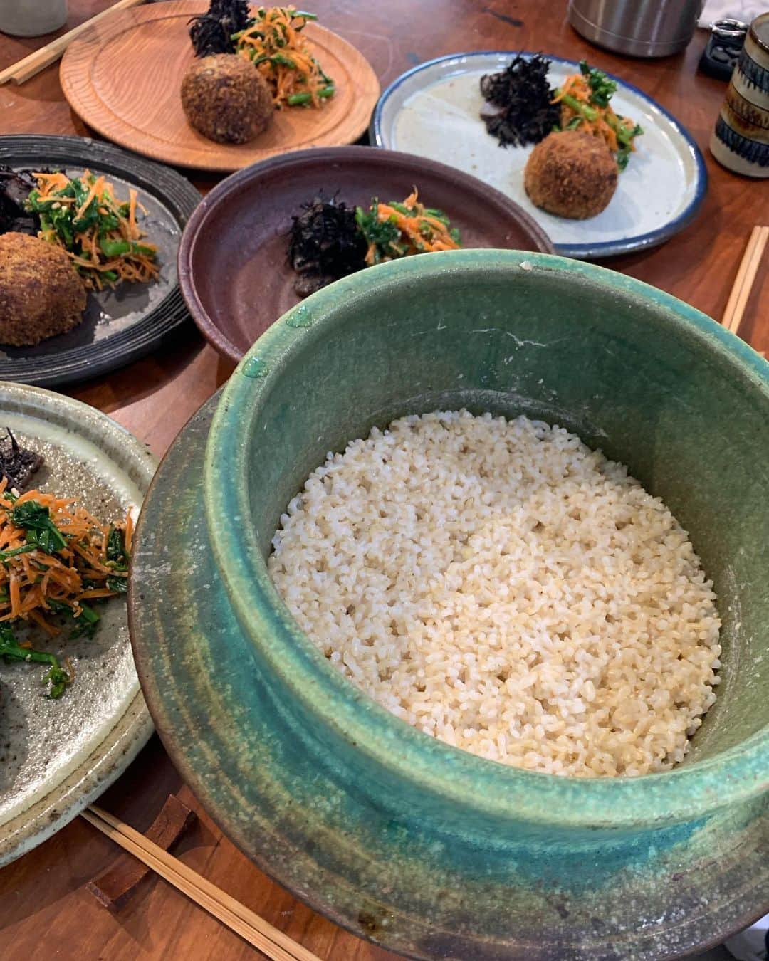 のインスタグラム：「初のお味噌作り♪3/21は最強開運日だったとのことで、縁起の良いお味噌ができそう🥹🌱 みんなで黒豆を愛でながら、たのしく仕込んだお味噌✨一年後に熟成したお味噌をいただくのが楽しみ🌸 手の常在菌や保管場所や色々な要因でそれぞれの味ができるとのこと！ 美しいみんなのお味噌味したいな〜🤤💕  @fumie_nakajima 先生の心に染み渡るお人柄、身体に染みるランチ、癒しの時間でした🍀 味見もできないし、選ぶのが難しい調味料や、玄米の美味しい炊き方など、勉強になることばかりでした！ ずぼらご飯でも、旬のお野菜を入れた手作りお味噌の味噌汁を加えれば全く違う一食になると🍠🥬🧅スーパーでお野菜選ぶのがたのしくなりました🐥  #日本のスーパーフード #味噌 #手作り味噌 #味噌作り #スーパーフード #玄米 #黒豆味噌 #お料理教室 #日本食 #和食 #麹 #味噌汁 #食」