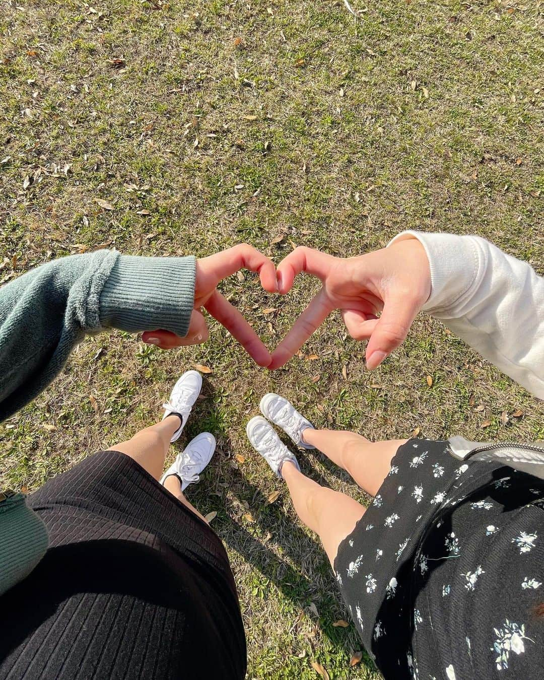 りりあさんのインスタグラム写真 - (りりあInstagram)「友達とピクニックした日🌸  #picnic #springbreak #ピクニック #ootd #HM #casualdress #teenslook」3月23日 21時38分 - lilliakarina