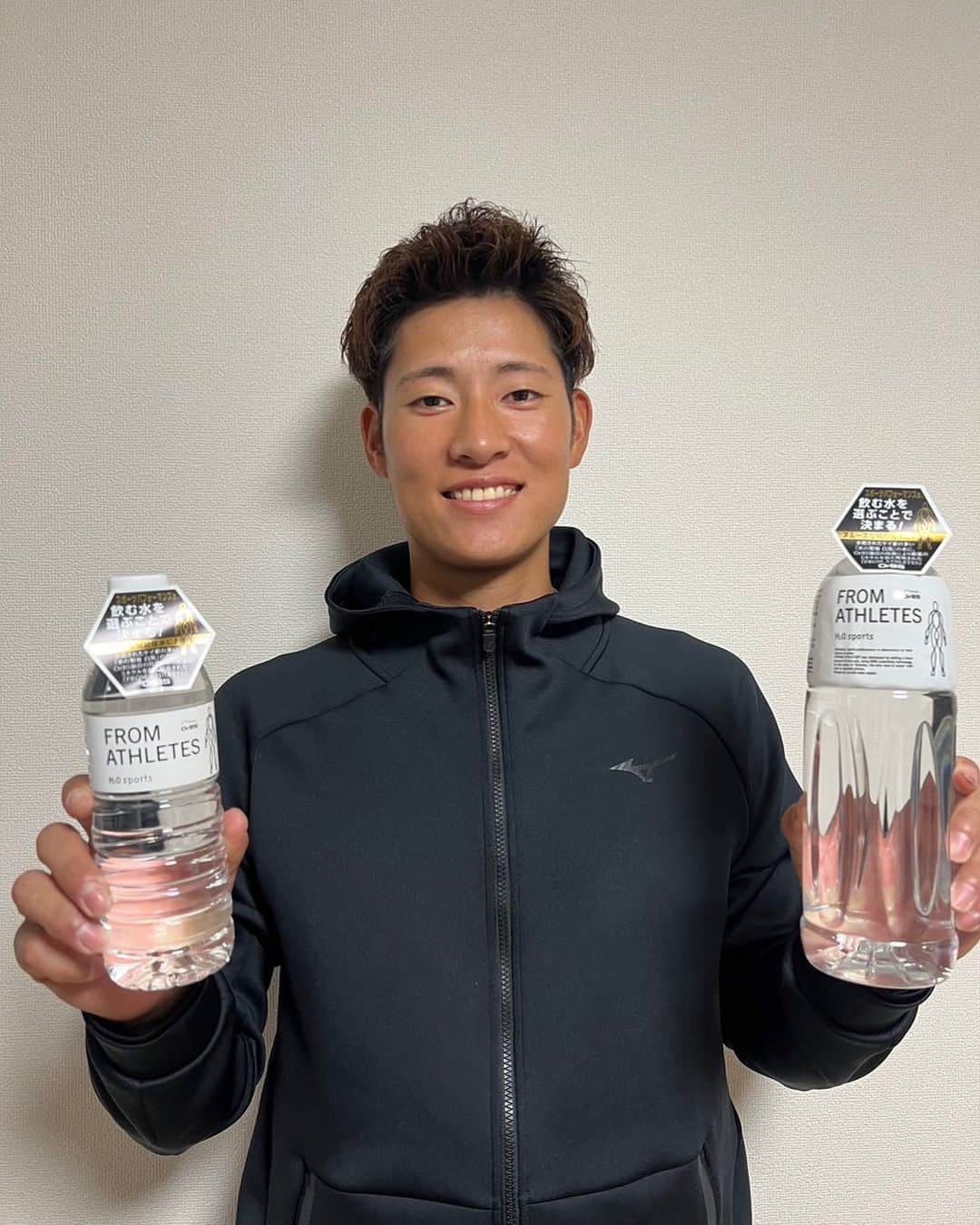 上林誠知のインスタグラム：「日々の水分補給は必須です！ トレーニングやシーズン中の水分補給は欠かせません！ お水は大事！  #フロムアスリーツ #水だけのスポーツドリンク #抗酸化水」