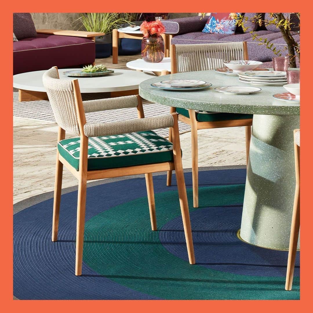 Cassina ixc. (カッシーナ・イクスシー) さんのインスタグラム写真 - (Cassina ixc. (カッシーナ・イクスシー) Instagram)「カッシーナの＜DINE OUT（ダイン・アウト）＞アウトドアコレクションは、美しいデザインの裏に対候性の高い素材で作られた優れた耐久性を誇ります。ゲストをもてなすときにも、自分だけの大切な時間を過ごすときにも、あらゆるアウトドアダイニングの体験を豊かにしてくれることでしょう。  Photo Credits: https://www.instagram.com/depasquale.maffini/  #cassina #cassinaixc #thecassinaperspective #design #interiordesign #outdoor #lifestyle #カッシーナ #カッシーナイクスシー #ソファ #アウトドア #家具 #家具コーディネート #インテリア #インテリアコーディネート #豊かな暮らし #おうちづくり #インテリアショップ #ライフスタイル」3月23日 21時40分 - cassinaixc_official