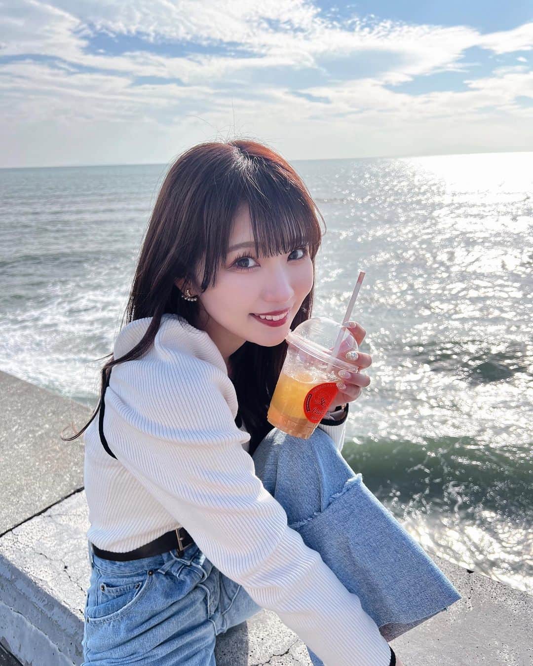 星野理沙のインスタグラム：「🍋  美味しいレモネード飲んだ日🍋 フォトブックの撮影は大好きな海に車で行きました🚗💨  海の音とか、どこまでも広がってく感じがすごく好きで海を眺めてる時間が今生きてる中ですごく自分にとって大切な時間になってます。 大袈裟かもだけど笑  みんなにとっての大切はなにーー？  🌊」