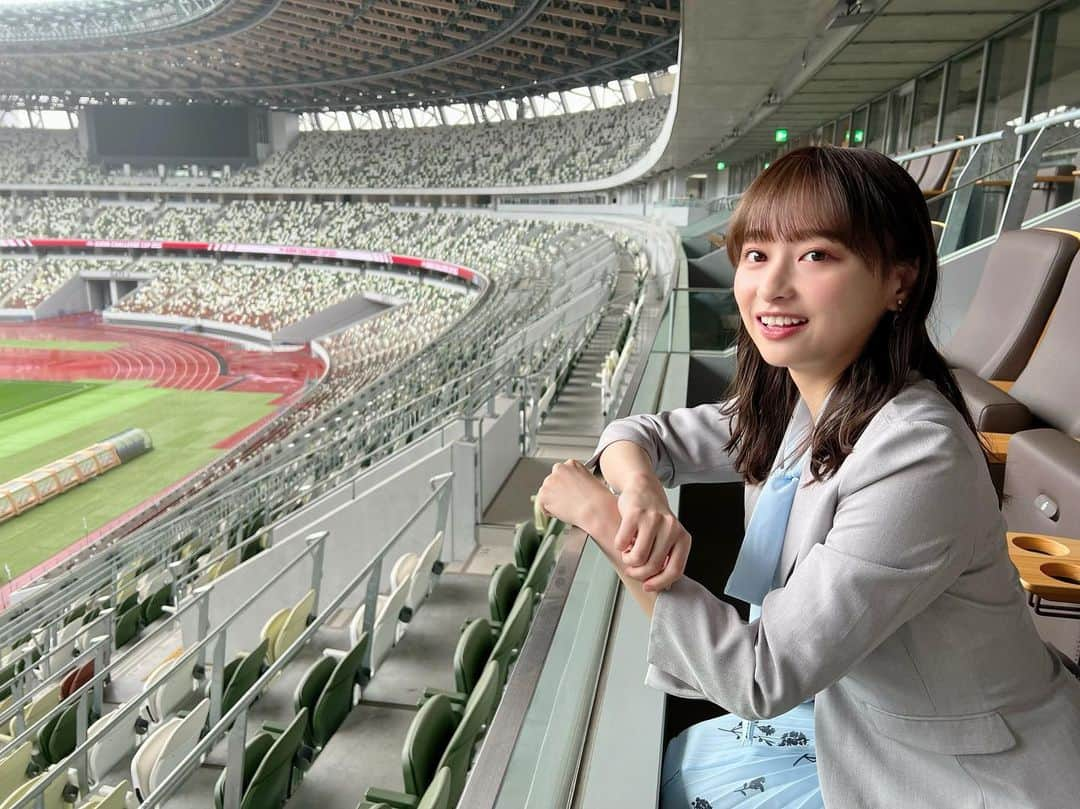 影山優佳さんのインスタグラム写真 - (影山優佳Instagram)「サッカー日本女子代表2023 ユニフォーム発表会のMCを務めさせていただきました⚽️  なでしこJAPANの新しいアウェイユニフォームのテーマは「sunrise」で、 日の丸をまた新しい形で表現し、女子サッカー界の新たな夜明けへの願いが込められています☀️  紫やピンクの色味が絶妙でピッチの色とも映えると思いますし、 脱ぎ着するときに髪型やメイクが崩れないように襟元がゆるく作られていたり、女性の身体のラインが美しく見えるようなデザインになっていたり、 キラキラワクワクしながらプレーできるような、ユニフォームを作られた方々の愛を感じる発表会でした！  そんな大切な場所でMCを務めさせていただいたことが本当に光栄で、 至らぬ点も多々あったかと思いますがその場にいられたことを噛み締めて、 私も引き続き日本女子サッカー界も応援していきたいと思います✨  載せたいオフショットがまだまだございますので、また更新します！  早く試合見にいきたいです！！！ 明日はキリンチャレンジカップ2023！現地参戦だ！！！（お仕事です。）  #なでしこジャパン #adidas #アディダス #サッカー #soccer #キリンチャレンジカップ #日向坂46 #影山優佳 #kagegram」3月23日 21時45分 - kageyamayuka_official