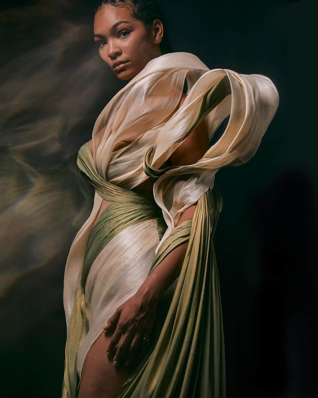 Iris Van Herpeさんのインスタグラム写真 - (Iris Van HerpeInstagram)「Draping details~  The ‘Genesis’ dress is made from sustainable off-white banana leaf fabric and greeny-gold satin. They’re softly draped to entwine and asymmetrically float down from the see-through corset, historic drape references are combined with sculptural banana leaf folds.   ~ #irisvanherpen #metamorphism #hautecouture #pariscoutureweek #parisfashionweek」3月23日 21時58分 - irisvanherpen