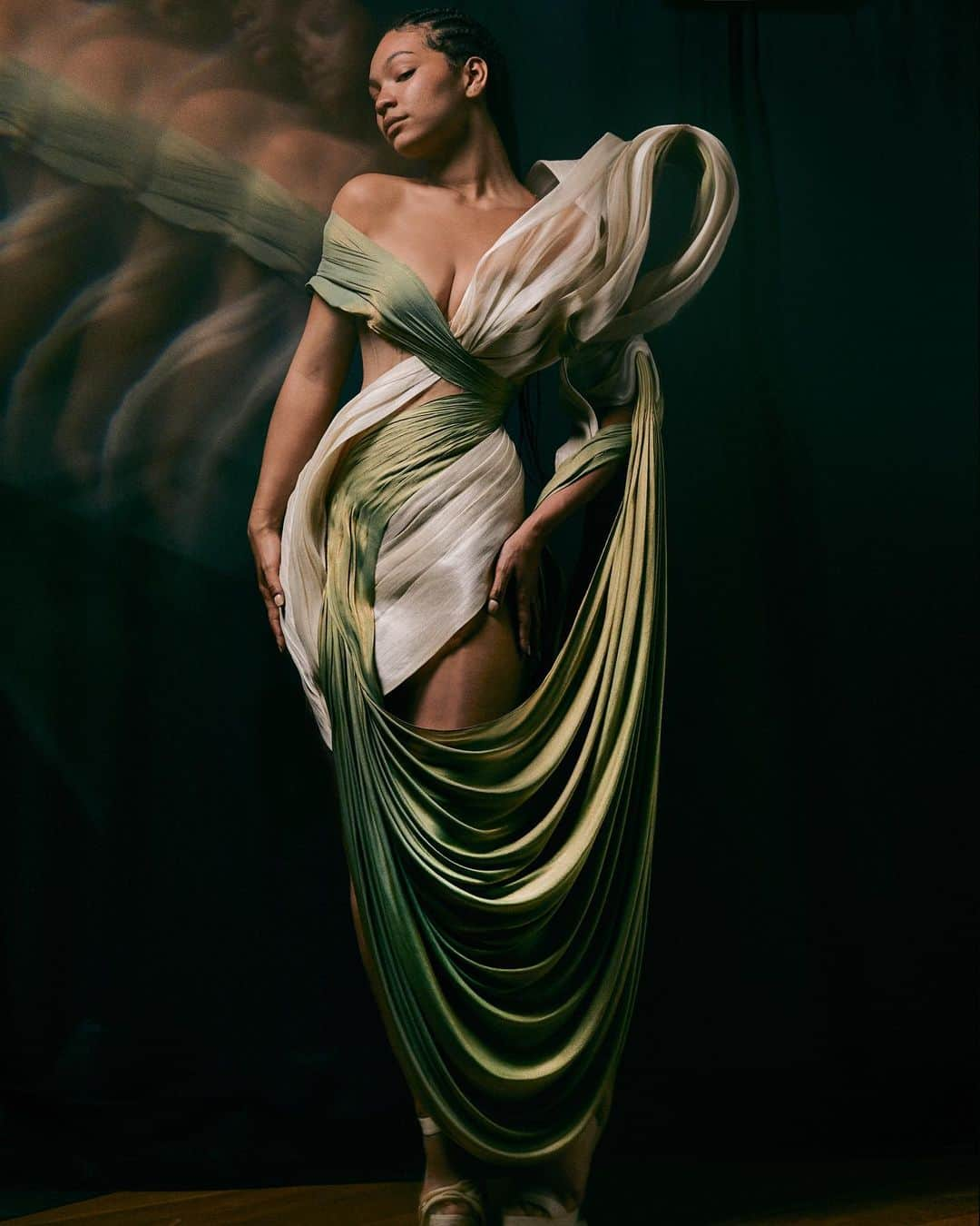 Iris Van Herpeさんのインスタグラム写真 - (Iris Van HerpeInstagram)「Draping details~  The ‘Genesis’ dress is made from sustainable off-white banana leaf fabric and greeny-gold satin. They’re softly draped to entwine and asymmetrically float down from the see-through corset, historic drape references are combined with sculptural banana leaf folds.   ~ #irisvanherpen #metamorphism #hautecouture #pariscoutureweek #parisfashionweek」3月23日 21時58分 - irisvanherpen