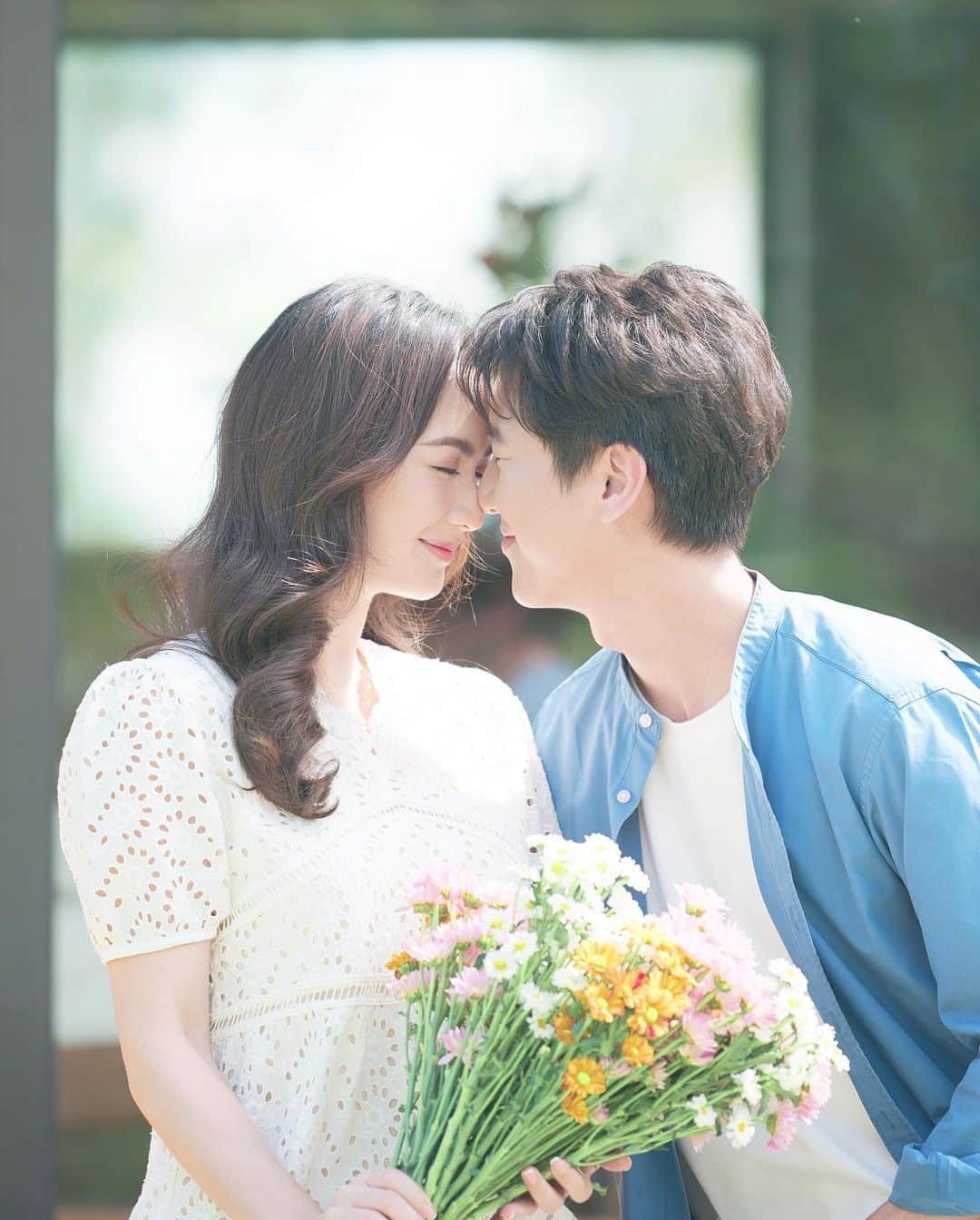 インヤのインスタグラム：「I still fall in love with you every day 💙🤍  📸 @arthyinwoodland  💈 @super_arthair   #kaoyiiing #prewedding #preweddingphoto #preweddingshoot #bkk #พรีเวดดิ้ง」