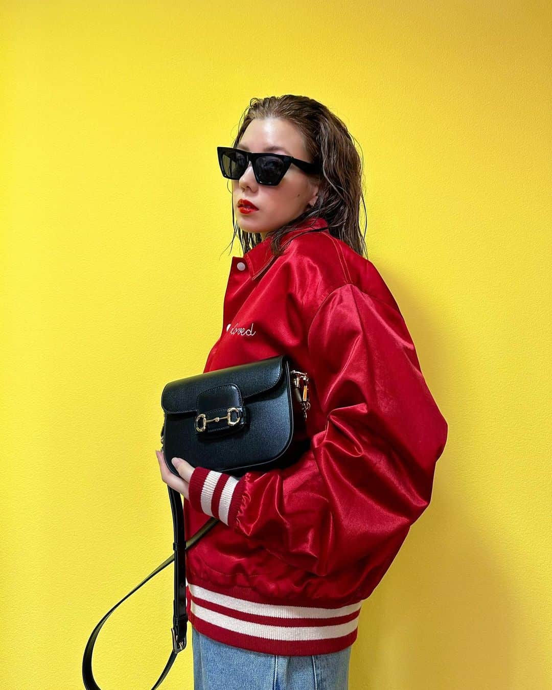 仲里依紗のインスタグラム：「GUCCIのアイコンバッグ👜💕 ホースビット1955🐎✨🔥  GUCCIの本質的で✨ タイムレスなスピリットを反映💐  大人なブラックバッグを オーバーサイズのジャケットで合わせたよ😘 カジュアルにもピッタリちゃん🥰💖  @gucci  #guccihorsebit1955」