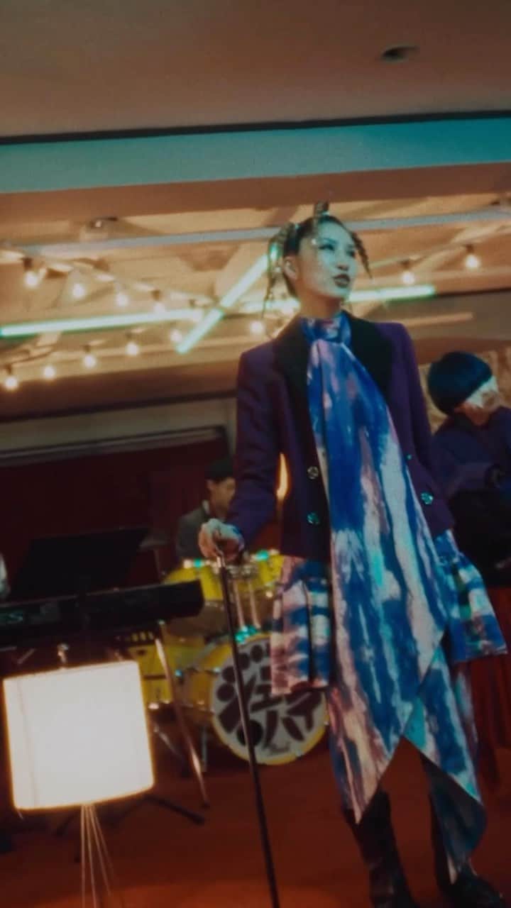 のインスタグラム：「配信中の新曲 「モンスター feat.yama」 Music Video公開！  ぜひご覧ください！ https://youtu.be/3EeGcpNmUx8」