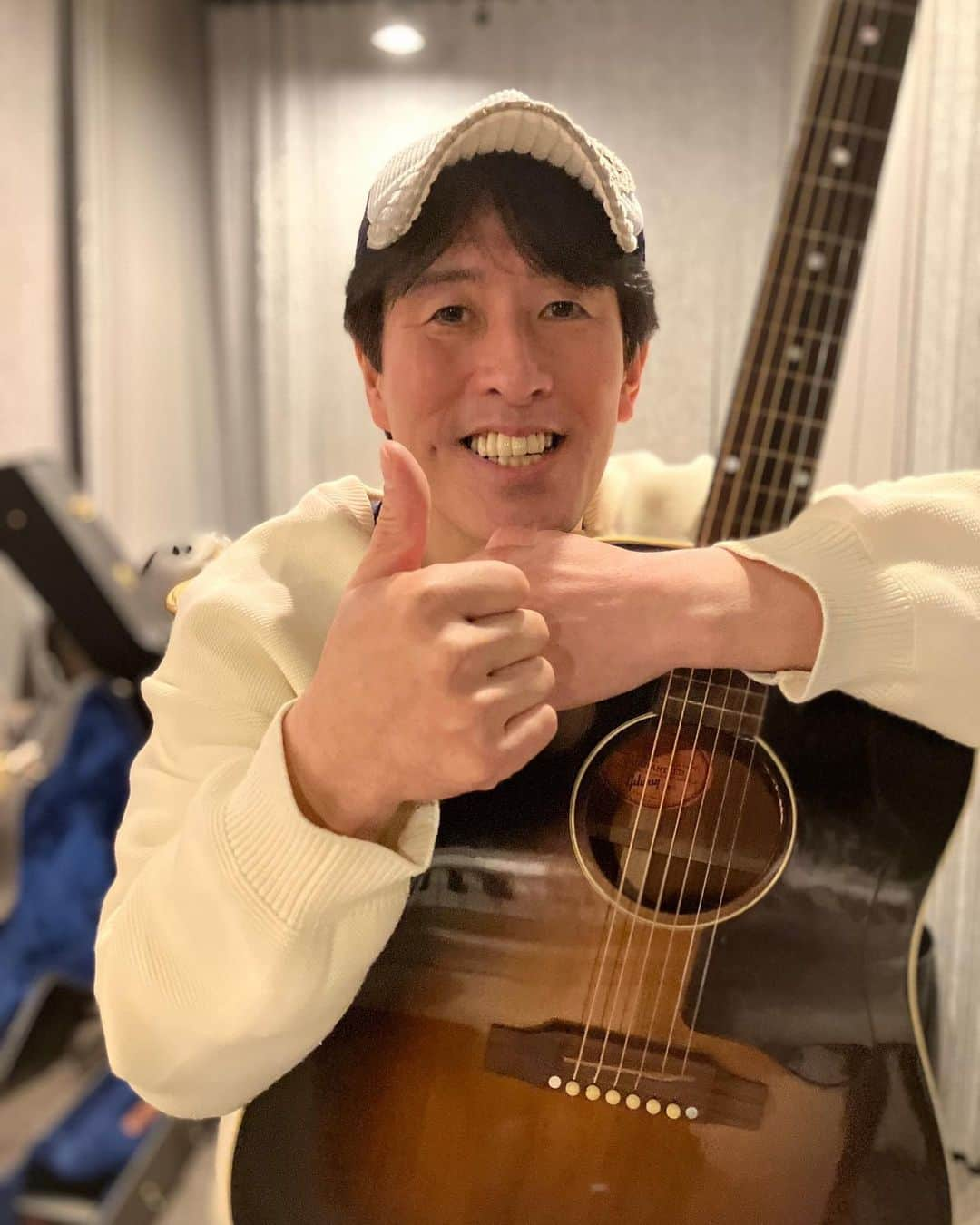 石川よしひろさんのインスタグラム写真 - (石川よしひろInstagram)「自他問わず音に包まれる日々が、いつの頃からか、コロナ禍を理由に見過ごして来たモノをイイからちゃんと拾って来なさい！と（笑）言われてる気がします、、、 今週25日のLIVEも会場と配信の両方でお待ちしてます！！  #石川よしひろ #スタジオから #3/25ライブ #お待ちしています！ #ライブ！ #配信！」3月23日 21時52分 - ishikawa_yoshihiro_official