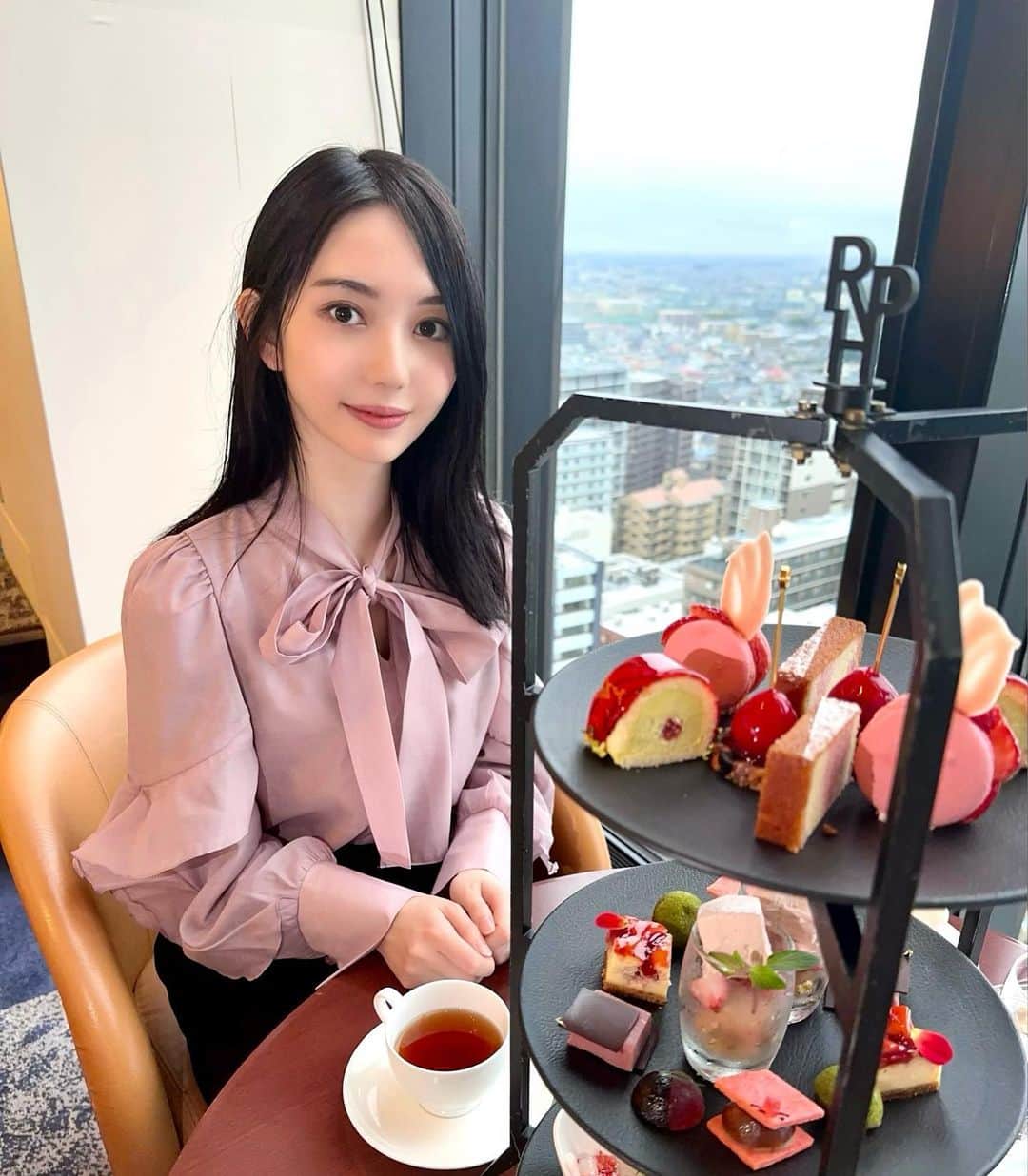 漆畑瑠菜のインスタグラム：「1年ぶりにアフタヌーンティー☕️🍓  この時期苺好きにはたまらない とっても美味しかったです🫶 ・ #アフタヌーンティー #苺のアフタヌーンティー#埼玉#浦和 #ロイヤルパインズホテル浦和  #スイーツ#埼玉グルメ#女子会ランチ」