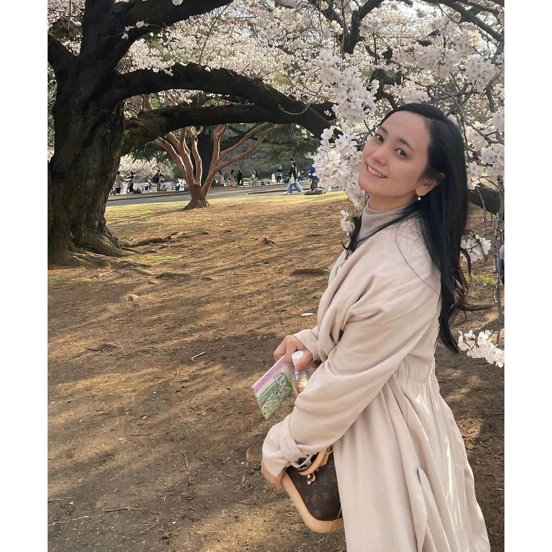 脊山麻理子のインスタグラム：「昨日は新宿御苑の桜を観てきました♡満開の桜と青空と夕陽で春爛漫♡お花見しながら、次は飲みたいな♡ #みるくぽん  #お花見 #桜満開 #新宿御苑  #2023春 #お花見 #お花見したい」