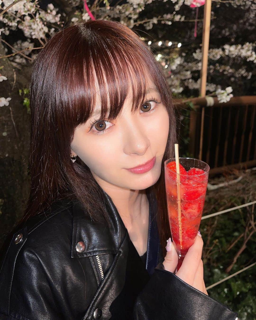 生田衣梨奈のインスタグラム：「花見🫶 夜桜が最高すぎた♡ ⁡ ⁡ #morningmusume23 #モーニング娘23#helloproject #えりぽんかわいい #生田衣梨奈のVSゴルフ4  #ELEYVSGOLF #生田衣梨奈 #ootd #l4l #love #ig_japan #Followme #ゴルフ #GOLF #ゴルフ女子 #花見 #目黒川 #夜桜 #🌸」