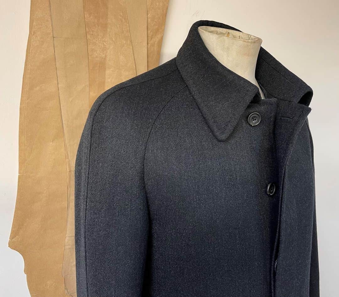 ギーブス&ホークスのインスタグラム：「Bespoke, medium weight wool/cashmere mix, raglan sleeved topcoat. Great for protection against those surprise Spring showers」
