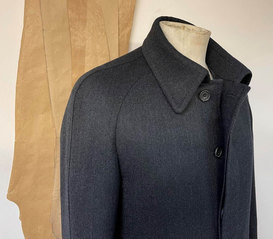 ギーブス&ホークスさんのインスタグラム写真 - (ギーブス&ホークスInstagram)「Bespoke, medium weight wool/cashmere mix, raglan sleeved topcoat. Great for protection against those surprise Spring showers」3月23日 22時03分 - gieveslondon