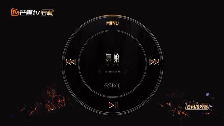ウェイ・ルーシュエンのインスタグラム：「花花好厲害，真的把「舞孃」改編得非常精彩，唱得很過癮啊，他逼我唱了平常很少使用的共鳴，謝謝花花😂🌺   第一次和 @whytetete 一起合作，真的是很有潛力的酷女子！  #聲生不息寶島季」