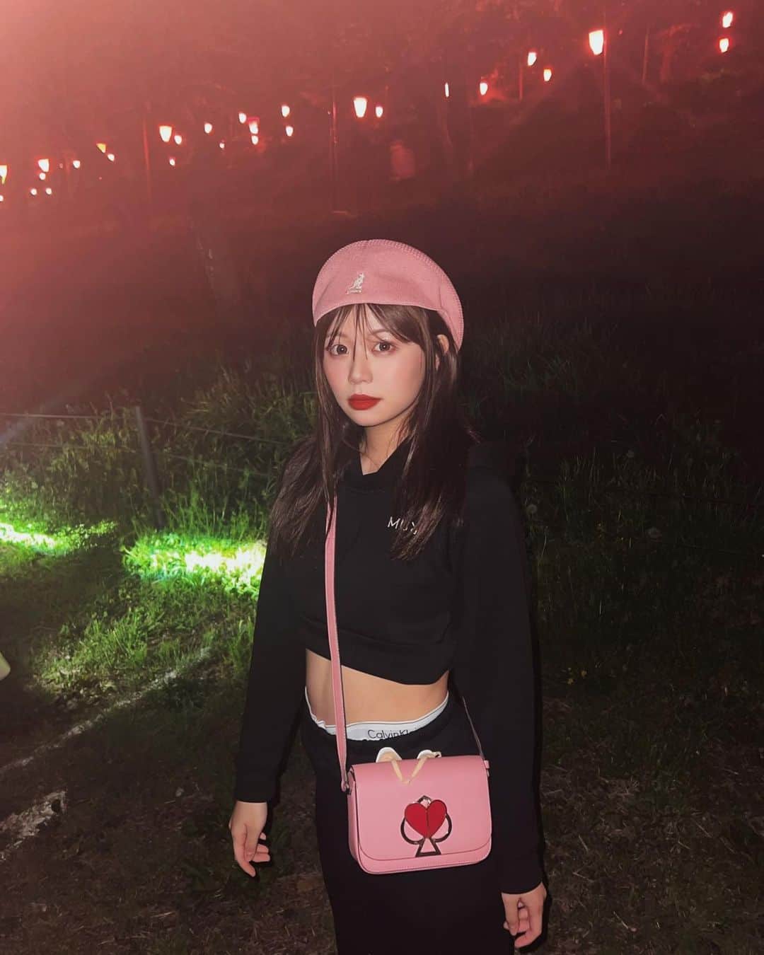 加藤愛梨さんのインスタグラム写真 - (加藤愛梨Instagram)「権現堂の夜桜🌸♡♡♡  ピンクピンクで可愛すぎた🎀💞 たまたまコーデともバッチリマッチ😳🖤  　  屋台もいっぱいで嬉しい⤴︎︎︎⤴︎︎♡🏮🏮👘 初めての、はしまき。 ただ皮を丸めてるだけでびっくりしすぎた いちばん好きなふりふりポテトも忘れません。    　  　   #ぁぃりんこーで  setup： @murua_official  hat： @kangol  bag： @katespadejapan  shoes： @nike   👗 @miss5chuo__2022_  　  　  　  　   #花見  #花見コーデ  #花見スポット  #花見小路  #権現堂  #権現堂桜堤  #権現堂公園  #埼玉桜  #幸手権現堂桜堤  #幸手  #お花見スポット  #お花見コーデ  #お花見デート  #ブラックコーデ  #セットアップ  #セットアップコーデ  #murua #murua_snap #ムルーア  #ピンクコーデ  #差し色  #差し色コーデ  #ピンクコーデ  #ピンクカラー  #kangol  #カンゴール  #ハンチング  #ハンチング帽  #ベレー帽  #ベレー帽コーデ」3月23日 22時04分 - l_ovepear