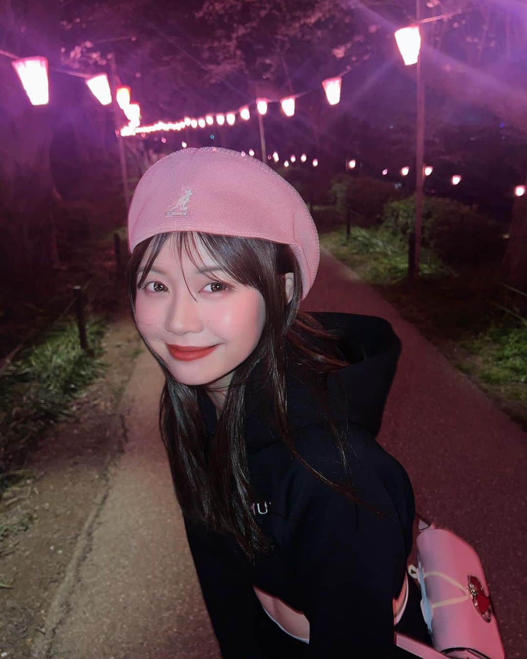 加藤愛梨さんのインスタグラム写真 - (加藤愛梨Instagram)「権現堂の夜桜🌸♡♡♡  ピンクピンクで可愛すぎた🎀💞 たまたまコーデともバッチリマッチ😳🖤  　  屋台もいっぱいで嬉しい⤴︎︎︎⤴︎︎♡🏮🏮👘 初めての、はしまき。 ただ皮を丸めてるだけでびっくりしすぎた いちばん好きなふりふりポテトも忘れません。    　  　   #ぁぃりんこーで  setup： @murua_official  hat： @kangol  bag： @katespadejapan  shoes： @nike   👗 @miss5chuo__2022_  　  　  　  　   #花見  #花見コーデ  #花見スポット  #花見小路  #権現堂  #権現堂桜堤  #権現堂公園  #埼玉桜  #幸手権現堂桜堤  #幸手  #お花見スポット  #お花見コーデ  #お花見デート  #ブラックコーデ  #セットアップ  #セットアップコーデ  #murua #murua_snap #ムルーア  #ピンクコーデ  #差し色  #差し色コーデ  #ピンクコーデ  #ピンクカラー  #kangol  #カンゴール  #ハンチング  #ハンチング帽  #ベレー帽  #ベレー帽コーデ」3月23日 22時04分 - l_ovepear