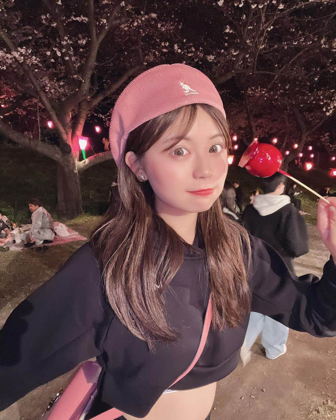 加藤愛梨さんのインスタグラム写真 - (加藤愛梨Instagram)「権現堂の夜桜🌸♡♡♡  ピンクピンクで可愛すぎた🎀💞 たまたまコーデともバッチリマッチ😳🖤  　  屋台もいっぱいで嬉しい⤴︎︎︎⤴︎︎♡🏮🏮👘 初めての、はしまき。 ただ皮を丸めてるだけでびっくりしすぎた いちばん好きなふりふりポテトも忘れません。    　  　   #ぁぃりんこーで  setup： @murua_official  hat： @kangol  bag： @katespadejapan  shoes： @nike   👗 @miss5chuo__2022_  　  　  　  　   #花見  #花見コーデ  #花見スポット  #花見小路  #権現堂  #権現堂桜堤  #権現堂公園  #埼玉桜  #幸手権現堂桜堤  #幸手  #お花見スポット  #お花見コーデ  #お花見デート  #ブラックコーデ  #セットアップ  #セットアップコーデ  #murua #murua_snap #ムルーア  #ピンクコーデ  #差し色  #差し色コーデ  #ピンクコーデ  #ピンクカラー  #kangol  #カンゴール  #ハンチング  #ハンチング帽  #ベレー帽  #ベレー帽コーデ」3月23日 22時04分 - l_ovepear