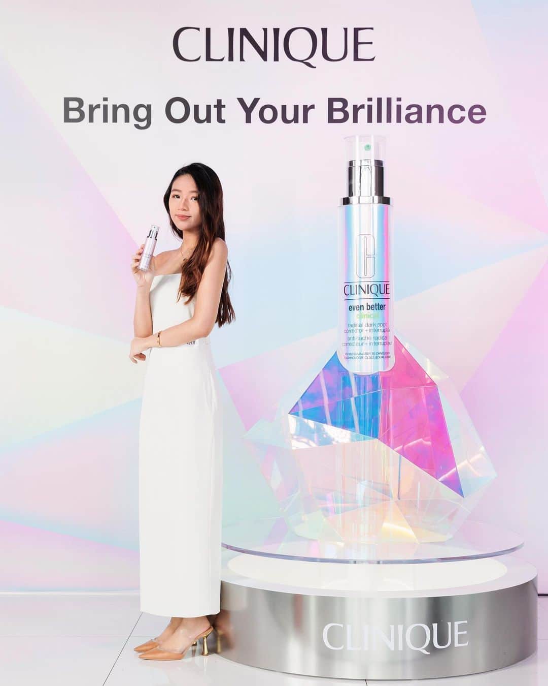 Moanna S.のインスタグラム：「As someone who struggles with acne marks and uneven skin tone, I am excited to share my experience with @cliniquehk 's Even Better Clinical™ Radical Dark Spot Corrector + Interrupter.   This potent brightening serum is powered by CL302 Brightening Complex™ and penetrates deeply, up to 21 layers, to visibly correct discoloration with a 39% reduction in dark spots.   The serum is gentle and soothing on my skin, my acne marks have faded much faster since I started using this serum. For optimal results, I also pair it with Even Better™ Brightening Essence Lotion, which amplifies the serum's benefits and boosts its absorption by 11x.  Do give this a try and lemme know how it goes!  #CliniqueHK #BringOutYourBrilliance #Laser淡斑去印精華 #連續2年全港銷量No1 #4C鑽光肌 #綻放自身亮白光芒 #透現C位光芒 #極致勻淨科研亮肌精華水」