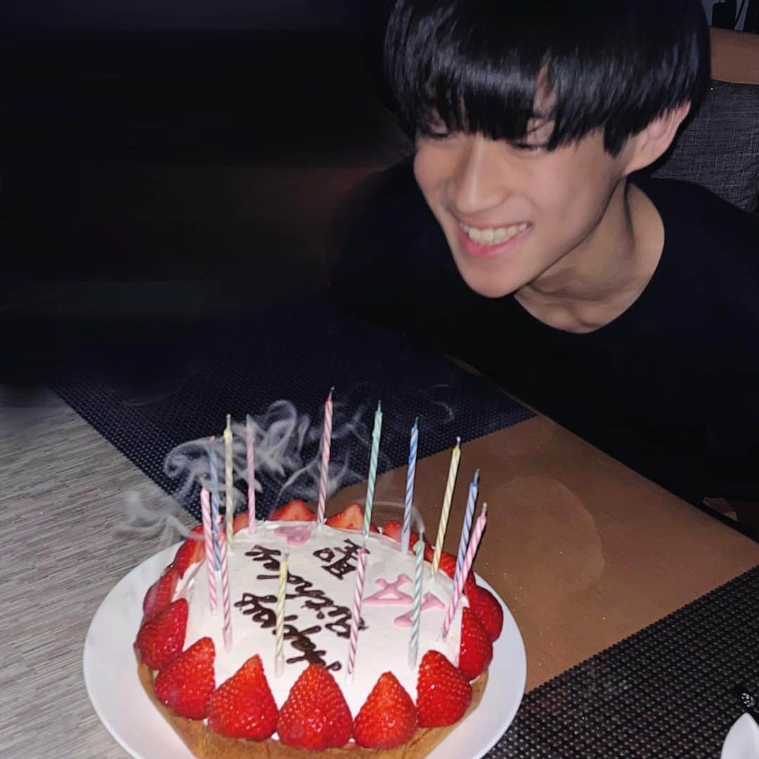 神田聖のインスタグラム：「お母さんがケーキ作ってくれました🎂👏🏻  birthdayのr抜けてました笑 いちごタルト美味しかったです🍓」