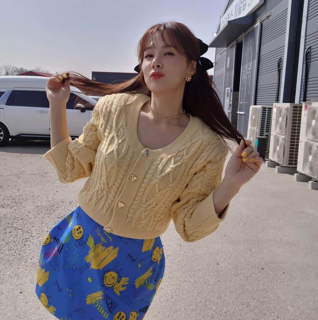 チェヨンのインスタグラム：「간만에 자연광~ 덥다 💦」