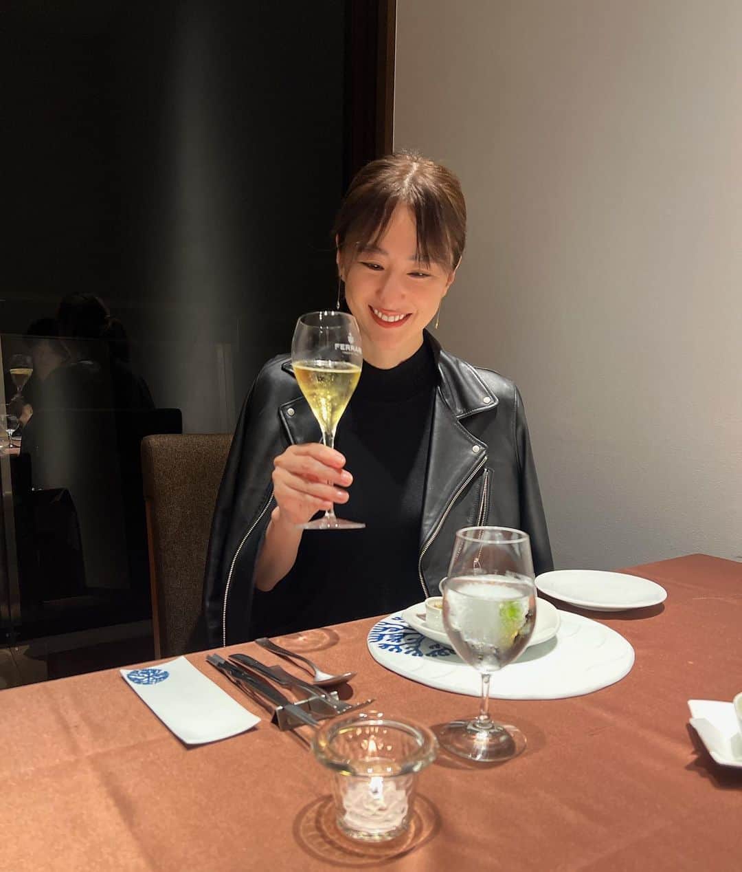 前田ゆかのインスタグラム：「何年振りかの帰省に 気持ちがほぐれる☺️✨✨✨  このお彼岸のタイミングで お墓参りをおえて 気持ちが晴れて軽やかに✨  長崎から天草 地消地産の海鮮と野菜の優しい味わいに地元のが器マッチした とっておきのオーベルジュ🫶  白身魚に赤牛が九州は本当に おいしくて、 天草は食材の宝庫✨✨✨  #天草 #kumamoto  #幸せのきわみ」