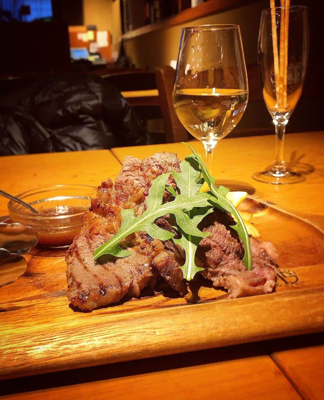 榊山敬代さんのインスタグラム写真 - (榊山敬代Instagram)「🗼🥩🍕🍷… ・　　 つづき　  石垣島から無事に お家へ到着しまし たら突然おなかが 空いてしまいまし て旅の荷物をキレ イに片付けました らランチ食べなか ったかわりに軽く 腹ごしらえへの巻  ワインでカンパイ しましたら泡盛な モードから徐々に 東京モードへ戻り  無事に事故なく旅行を 楽しむことができまし た時間へただただ感謝  このような心境になりましたのも 実は石垣島と竹富島は訪ねる前か ら少しの畏れ深き空気を感じてい ましてお邪魔させていただきます という心もちで訪ねる時間でした  見えないけれど感じる気配と いいますか言葉になりません がそのような感覚は大切にし たくて楽しむ傍らに慎むキモ チも常に心得ていたいと思い  大げさかもしれませんけれども 無事にたのしめることは奇跡に 近い様に感じてしまうひとコマ  このような心境は都内で移動 する時も変わらないのですが  今年もこのような心もちで いろいろなスポットを訪ね てみたいとおもうのでした  画像は熟成肉とピザの巻 今回のピザはあたらしく  ジューシーなブロッコリーは アヒージョのような口当たり  プリプリのソーセージも 程よい塩気と食感でした  やはり薪釜焼きピザは最高  #また食べたい 🥦🍕　  #lunch #dinner #夕食 #ワイン #wine #beef #お肉 #steak #パスタ #pasta #イタリアン #Italian #ピザ #pizza #bianco #薪釜焼きピザ #チーズ #cheese #人生タイミング #人生は素晴らしい#人生思い出づくり #最近ついてる #毎日がスペシャル #Japanese #food #人生楽しもう #人生一度きり #日本画家 の #外出こんなもん」3月23日 22時24分 - sakakiyamatakayo