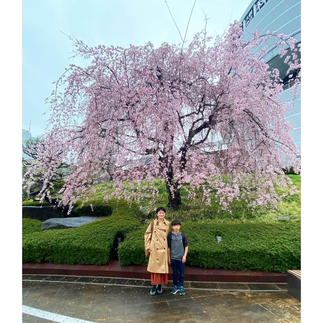 桃生亜希子のインスタグラム：「Hawaiiから旦那さんの両親が久しぶりに来日。 　一緒に旅に来ています。 　 　昨日、今日は大阪● 　 　今回はほぼ何も決めずに来たけれど、友達やフォロワーさんから聞いたスポットに行ってみると、どこも最高😍で充実した時間を過ごせました。🙏✨ 　 　家族みんなのニーズが違うから無理はせず。 　 だけど私は、隙間時間にvintage shopやカフェで1人時間も過ごせたし、📖🖋旦那さんは懐かしのバーに飲みに行ったり🍺 なんやかんやで、みんな楽しめました😆  　科学館でプラネタリウムを観たり、普段やらないことをするのもなんだか楽しいね！ 　 　食べたことなかったアナザーレベルの創作お好み焼きも食べれたし、満開の桜もみれ、雨もまた良し！な春の大阪観光となりました。🙏  　皆様、情報沢山ありがとうございます！  　大阪の皆さんが優しいってことを家族みんなで実感した旅でした。(まだ終わってないけど。)  なんだろう？ 　都会なのに心のゆとりがあるっていうか、人間味みたいなものを常に感じられる。 　いいな。って感じる所は、真似していきたいよね。😊 　  #竜巻をおこすわたしの映像　#怪しすぎる笑  #街角シリーズだよ　#家族旅行 #familytrip #osaka #大阪」