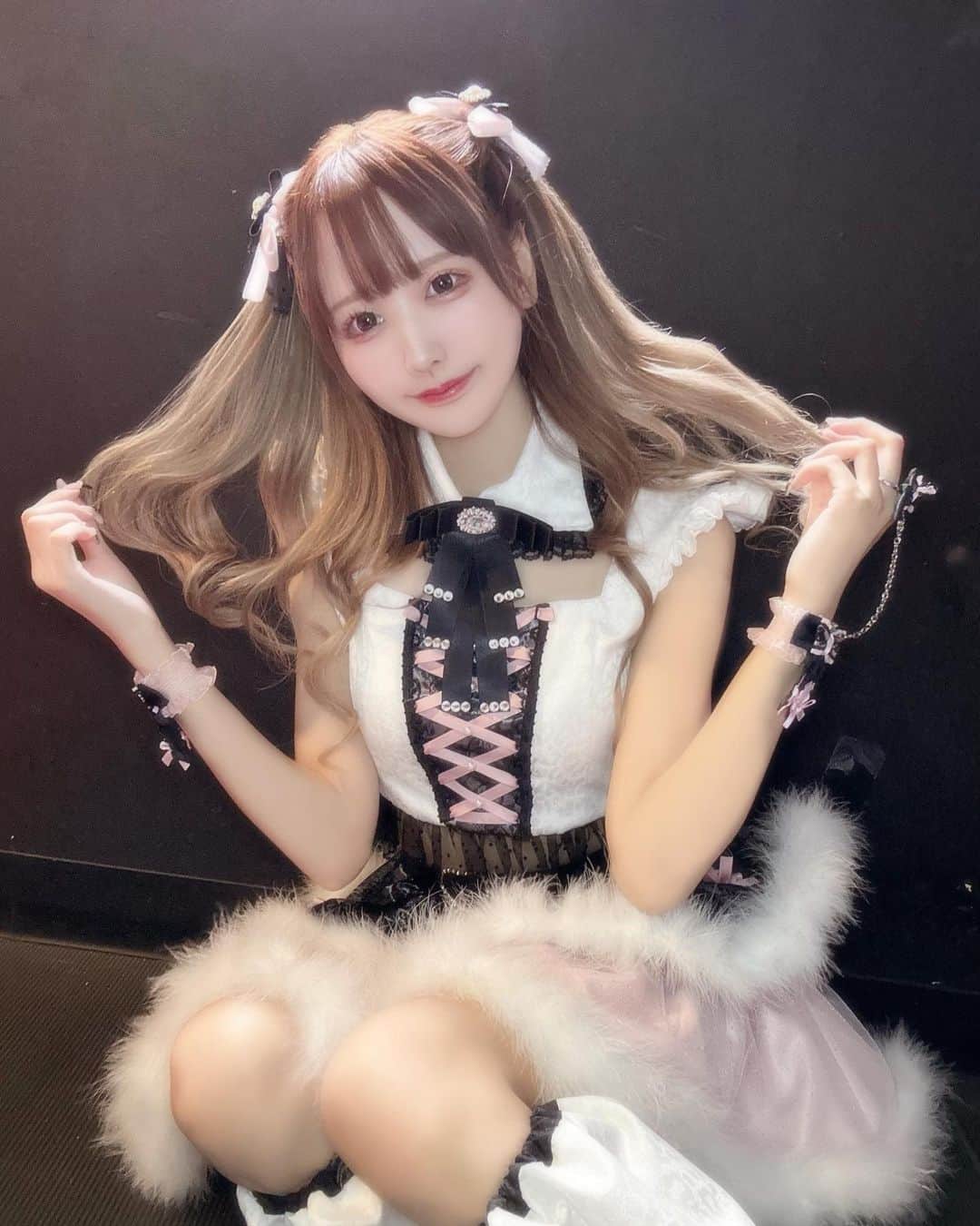 さきぼんのインスタグラム：「新衣装は白多めのまいでびカラー🎀🖤🤍  エクステは長めにした！あんじゅさん(@lapis_anju )いつもありがとうございます🤍  #舞々悪魔 #まいでび #コンカフェ #地雷 #地雷女子 #量産 #量産女子 #アイドル衣装」