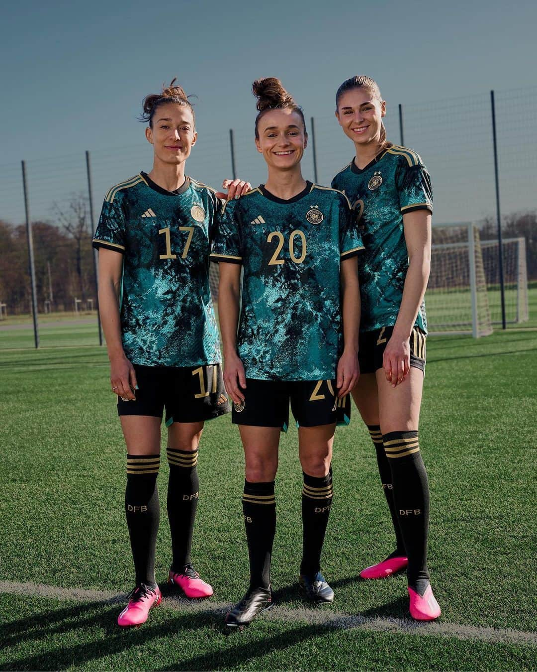 Lina Magullのインスタグラム：「das neue Away Jersey für die große Bühne in Australien & Neuseeland 🔥😍 I like 😏  @adidas_de #adidasFootball #createdwithadidas」