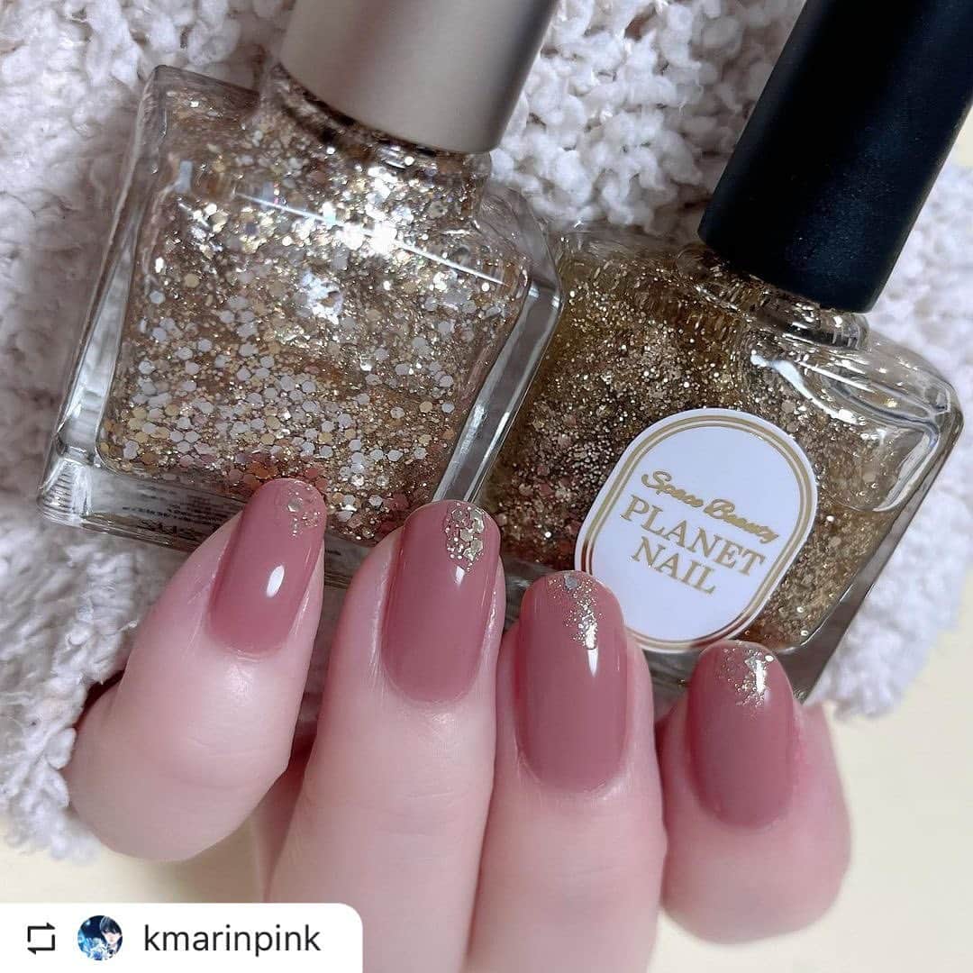 【PLANET NAIL（プラネット ネイル）】公式のインスタグラム：「@kmarinpink さま PLANET NAIL ラメネイル #plb16 #シリウスの光線  を使ったネイルデザインのご紹介ありがとうございます💅💗 ====================  ▶︎  ゴールドラメネイル塗り比べ  PLANET NAIL PLB16　シリウスの光線がなくなったので ２本目リピート購入しました。  ネイルエスのキリンラメと雰囲気は似ています 写真だと、人差し指がキリン、中指がシリウスの光線です  ネイルエスのほうは、細かいラメ、赤ラメシルバー、ゴールドのラメが混ざっていてどちらかというと繊細なキラキラ  シリウスの光線は全部ゴールドカラーのラメとホロで統一感あります。どちらかというと大味な感じですね！  どちらも使いやすいです。どっちもおすすめ… キリンの方がカラーが混ざってる分見てて楽しいです  #セルフネイル #セルフネイル部 #ポリッシュ #ポリッシュネイル #selfnails  #naillook #chanelnails #chanel #シャネルコスメ #シャネルネイル #ネイルエス #プラネットネイル #planet_jp」