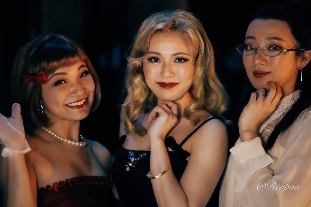 島田彩のインスタグラム：「🥜 Musical SPY×FAMILY  怒涛の11回公演ウィーク！！！終えましたー！！！ご観劇ありがとうございました☺️ ひゃーーなんたる脱力感。 しかし、まだまだ続くのです。いよいよラストクール。 みんなで力を合わせて、東京千穐楽をまずは目指す！  カミラ、シャロン、ミリー。パーティドレスバージョン✨✨ 撮影はれおぽん　@princereo  素敵な写真、ありがたや。  #ミュージカルspy #スパイファミリー #spyfamily  #帝国劇場」