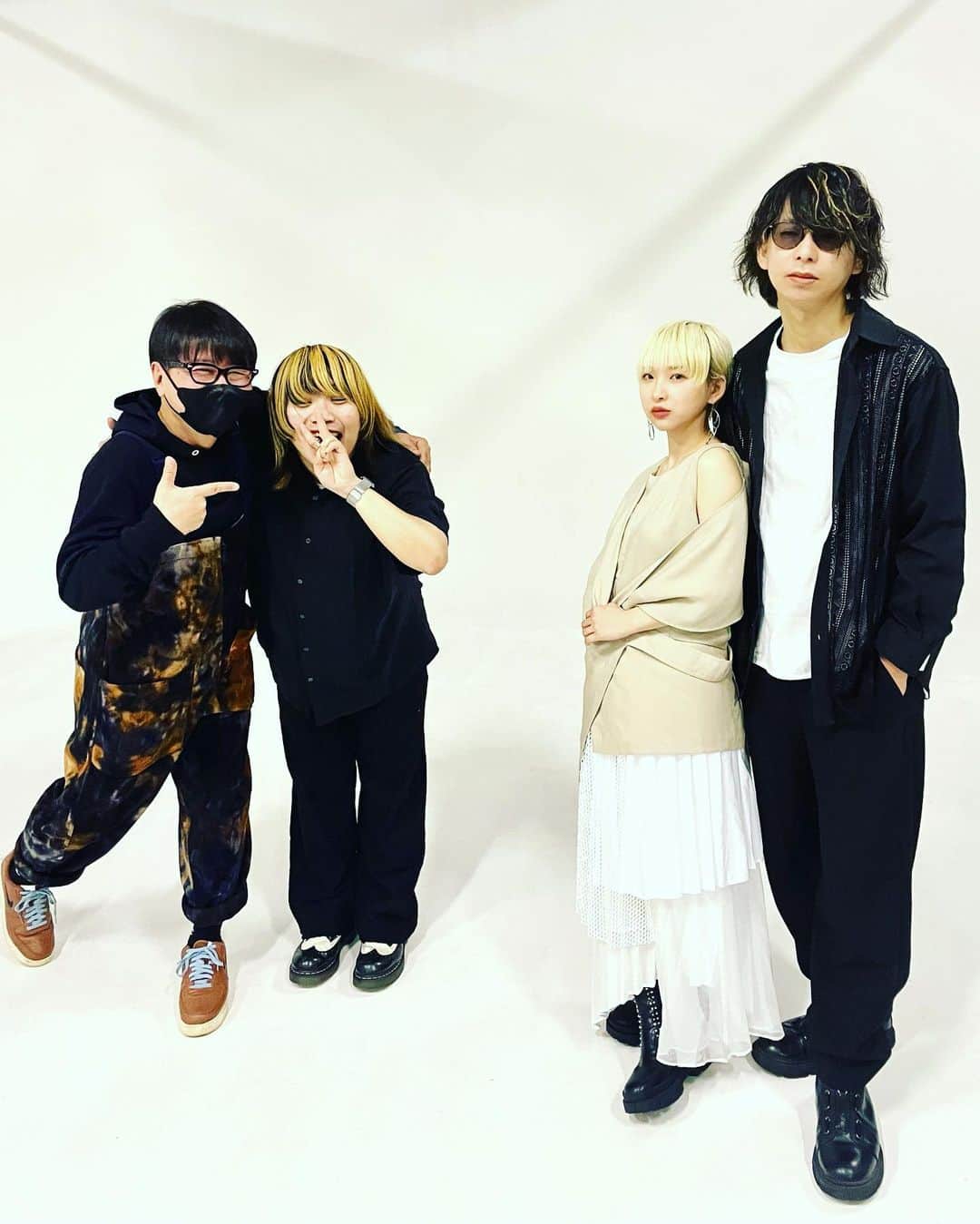 鹿野淳のインスタグラム：「ロックバンドとしてもポップに対してもライヴハウスにも一切妥協せずに、その全ての可能性を持ち得ながら愚直な活動を続ける3ピース、Hakubi。 発売中のMUSICAで取材を掲載しています。バンドのミーティングを録音して活字にしたようなインタビューです。 アルバム『Eye』と共によろしくお願いします！」