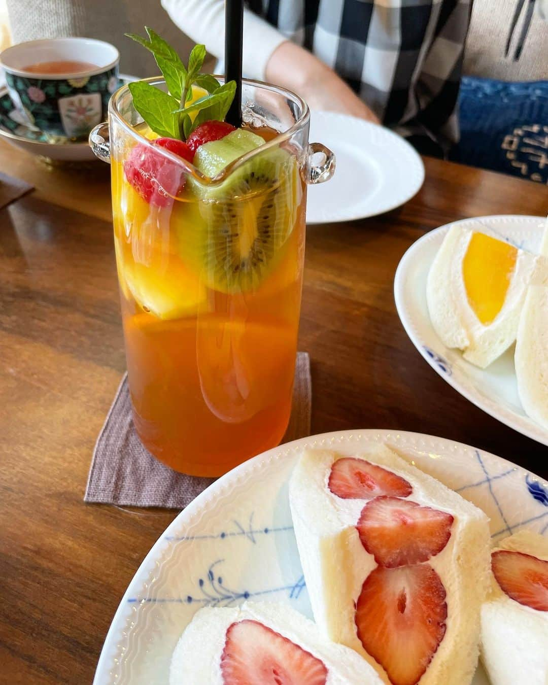 前田朝香さんのインスタグラム写真 - (前田朝香Instagram)「質問頂いてた 東京でのコーディネート🌸🌸🌸  お気に入りすぎる @kaeri.jp のジレ。 私は中にショーパン履いて ワンピース風に着てみました🌸  今の気分にピッタリ!! あけても着ようっと。  シャツはヘビロテしてる @karryofficialgram のモノ。  鞄は久々に掘り出してみた @chanelofficial の ベルト付きバッグ👜  使ってみて ベルト付きポシェットって、 サブバッグはどうせ持つし ママバッグに最強だと気づいてしまった、、  念願のフルーツサンドも美味しかったなああ💕☺️  #ママコーデ #低身長コーデ #153cmコーデ #chanel  #サロンドテラヴォンド  #フルーツサンド」3月23日 22時35分 - asakacha