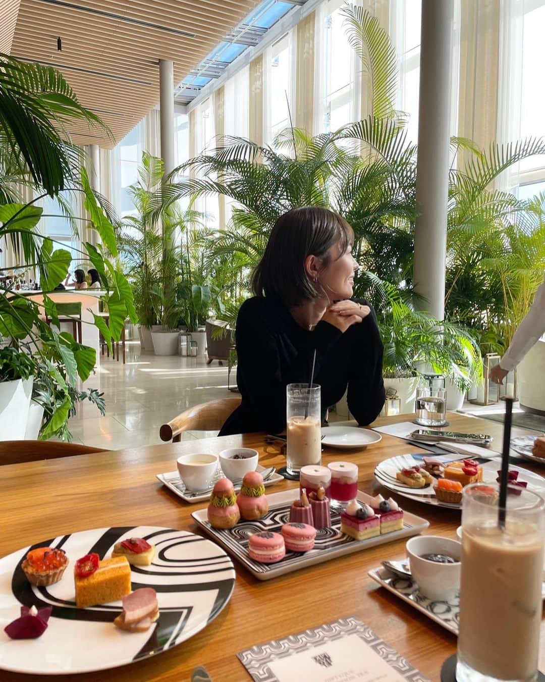 鈴木あやのインスタグラム：「空間が良い場所へ足を運ぶと運が良くなる気がする🤍🌿　@toranomonedition  こういう時間って大事☕️💖  #cafe #東京エディション虎ノ門 #アフターヌーンティー」