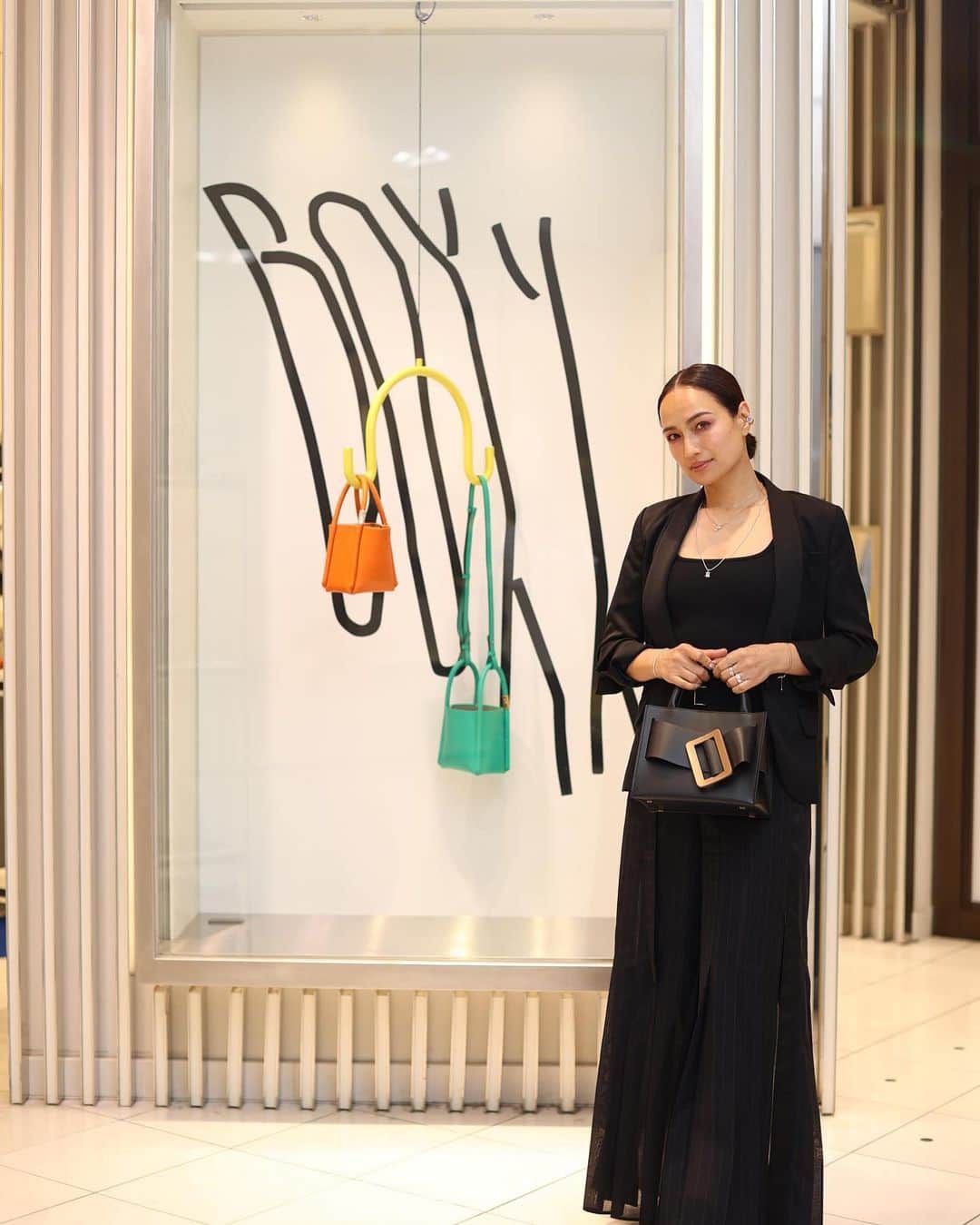 佐田真由美さんのインスタグラム写真 - (佐田真由美Instagram)「今年日本に本格上陸するラグジュアリーバッグ・アクセサリーブランド"BOYY" のバッグを持ってオールブラックのコーディネートをしてみました！！ やはり、オールブラックって気分が上がる❣️でも、自分の心の内を隠す色でもあるらしいよ㊙️🤫 洋服のクレジットはストーリーズに載せます✨ BOYYのPOP UPが2023年3月22日(水）から3月28日(火)まで伊勢丹新宿店本館1階 ハンドバッグ売り場のPOP UP SPACEで開催してます！ご興味ある方は是非チェックしてね✨ 上質でおしゃれだったよ👜🖤  @boyyboutique  @toyodatrading #boyy  #toyodatrading」3月23日 22時45分 - sadamayumi