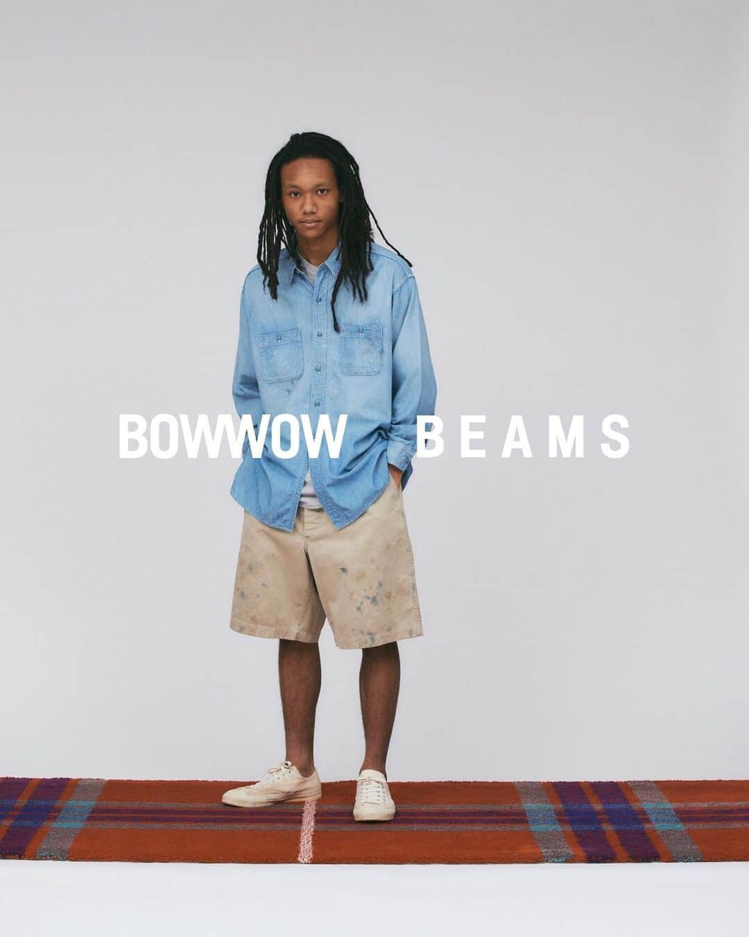 beams_harajuku_officialのインスタグラム：「… BOW WOW × BEAMS 3/24（Fri.）Release  90年代の空気感を色濃く残し、独自のフィルターを通して体現するブランド〈BOW WOW〉との新たなコラボレーションが登場します。 今回は甲板作業でタックインして着続けた日焼け感と作業で付いた汚れを表現した加工が特徴のシャンブレーシャツと、ブランドの大人気アイテムである汚れ加工の40s US ARMY仕様チノパンツの仕様を落とし込んだショーツ、再燃の気配漂うコットン88%、レーヨン12%の組成で作り出される88/12丸胴天竺Tシャツの3型を製作。 ブランドの得意とする加工感を全面に表現しながら、BEAMSらしい“アメリカンカジュアル”のエッセンスを感じられるコレクションです。  【展開店舗】 ビームス 原宿 ビームス ストリート 梅田 ビームス公式オンラインショップ （3/27より） . @bowwow__official @beams_official @beams_mens_casual #bowwow #beams」