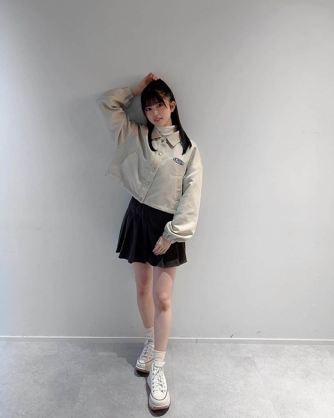 のインスタグラム：「⌇ 𝗃𝖺𝖼𝗄𝖾𝗍 𝖼𝗈𝖽𝖾 ⁡ ⁡ この日寒すぎて前閉じたけど、 開けて着る方が圧倒的にカワイイ！‪‪♡ ⁡ 春でも気温はちゃんとチェックしなくちゃ( > < ) ⁡ ⁡ #05 #idol #nmb #jk #アイドル  #emoda #ジャケットコーデ」
