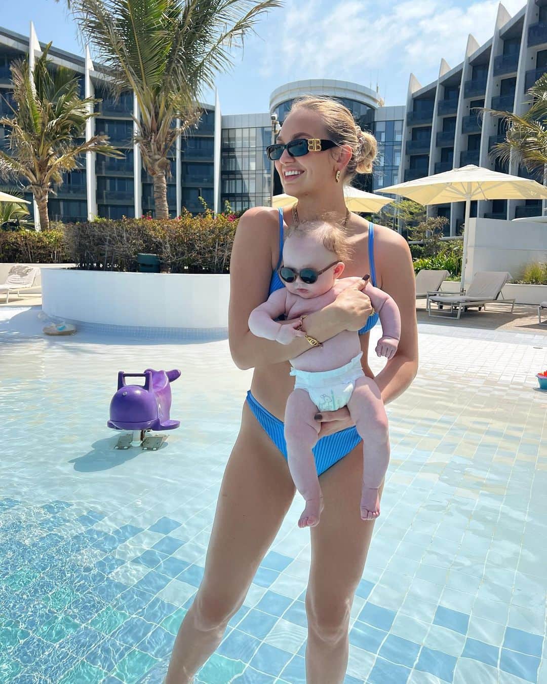 ロミー・ストリドのインスタグラム：「Pool day 🌞」
